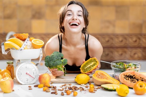 hujšanje, ženska, papaja, brokoli, limona, tehtnica, sadje, solata