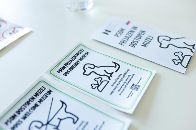 Pri Skupnosti muzejev Slovenije so se zato odločili za skupno akcijo in pripravili nova znaka Psom prijazen muzej in Psom dostopen muzej 2