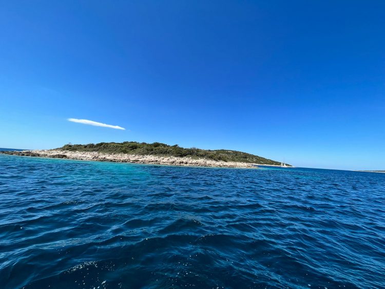 otok pri Splitu na prodaj
