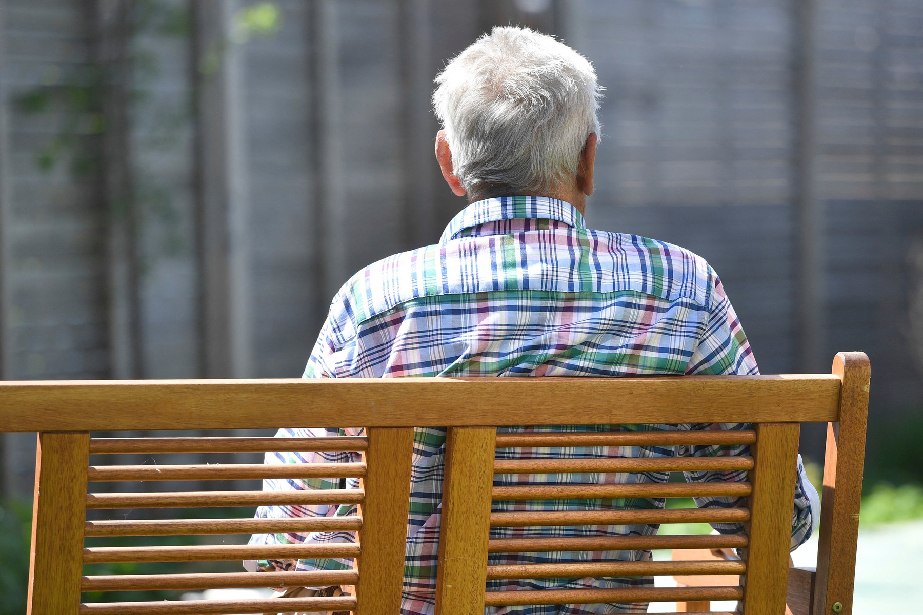 starejši moški, osamljenost, klop,