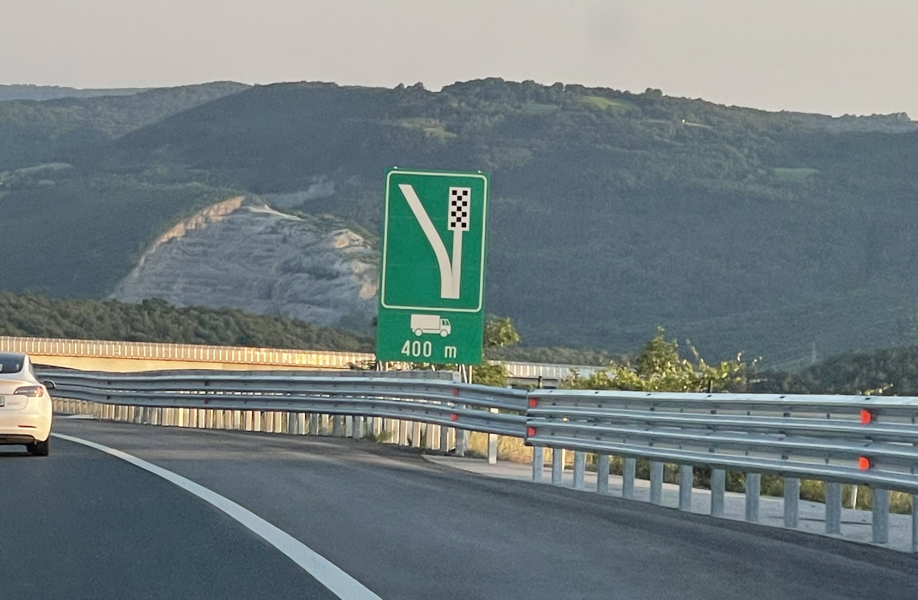 prometni znak klančina