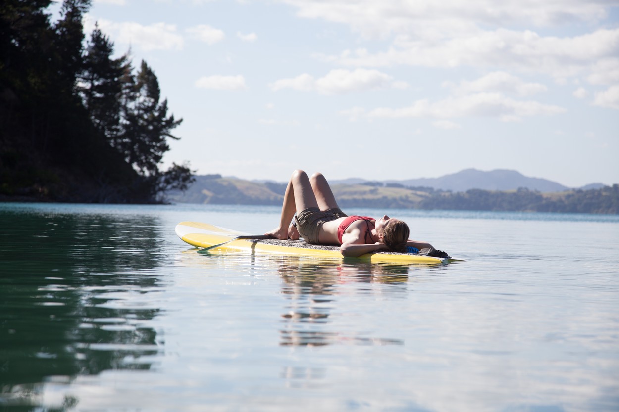 sončenje, ženska, jezero