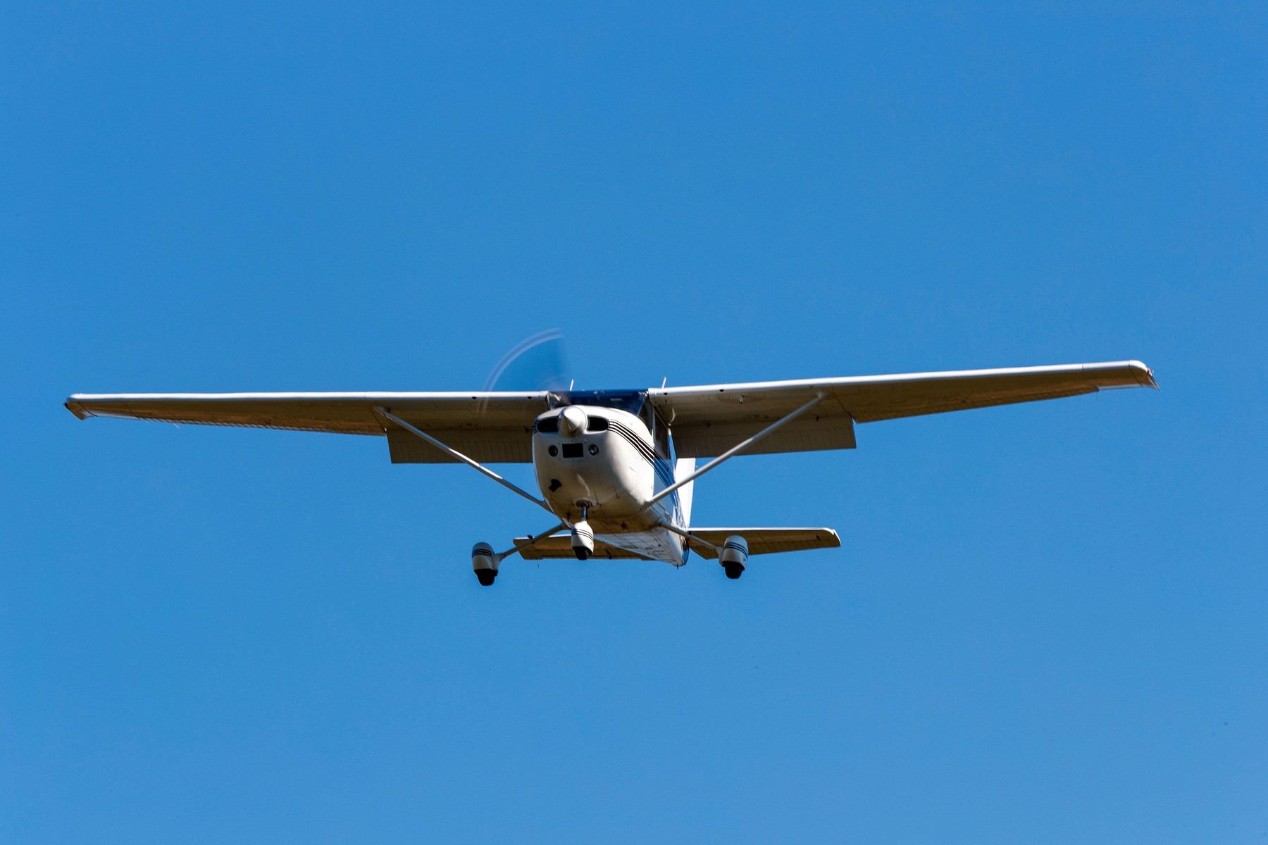 Cessna 182Q (N5352N) on approach to Palo Alto Airport (KPAO), Palo Alto, California, United States of America