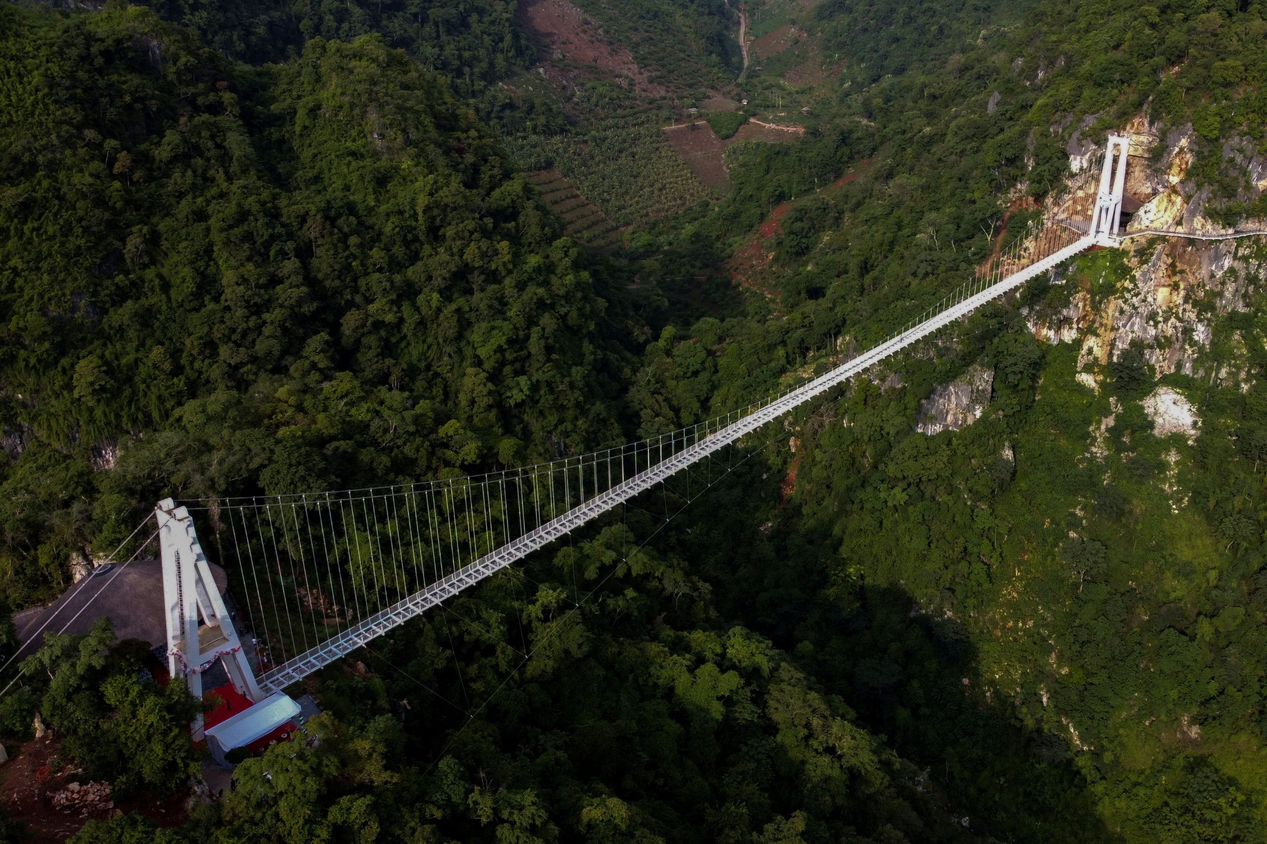 1653893835-2022-05-30T052533Z_1275148545_RC2JGU9EL44K_RTRMADP_3_VIETNAM-GLASS-BRIDGE-scaled.jpg
