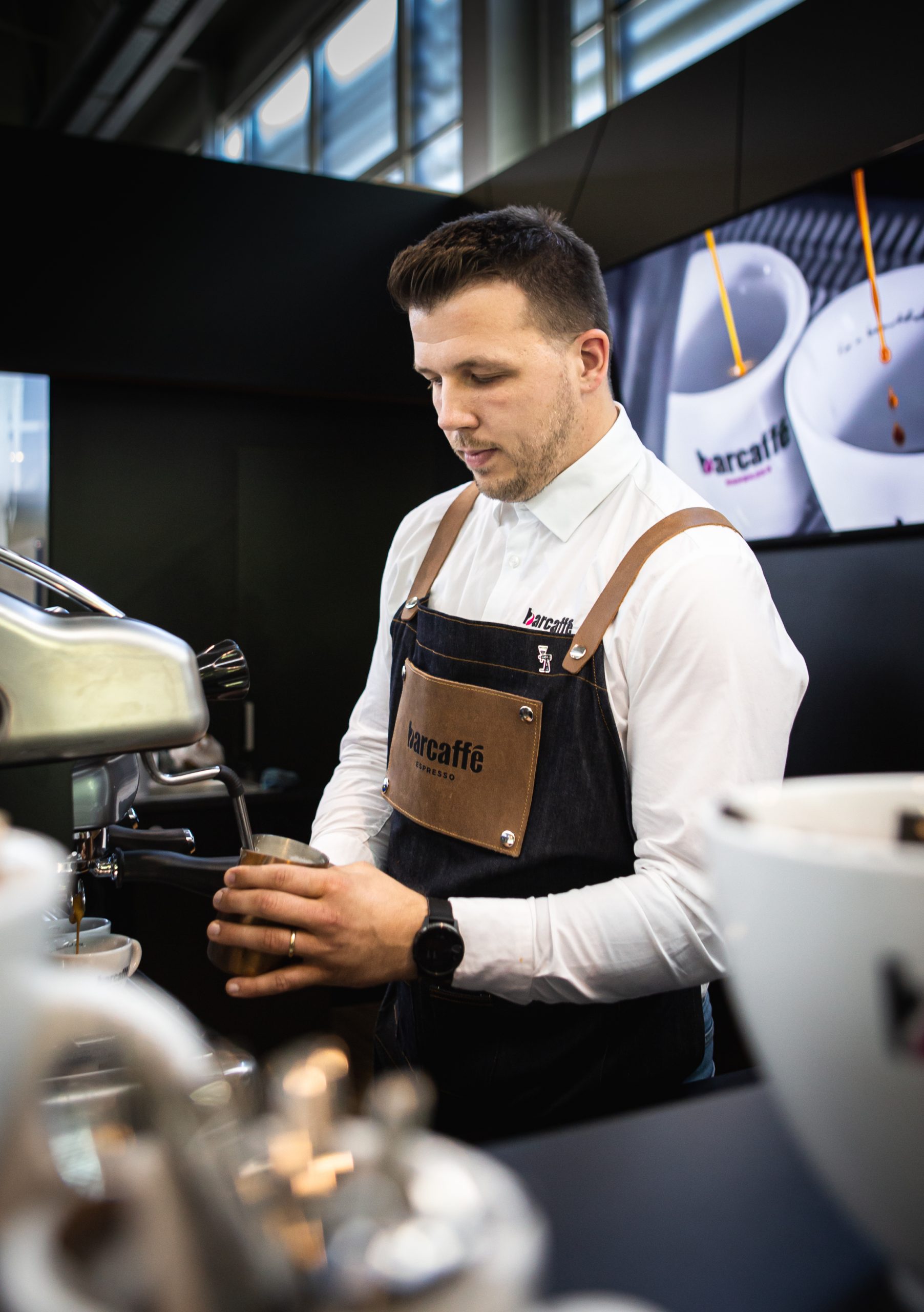 1654158683-Ales-Gorenc-na-predstavitvenem-prostoru-Barcaffe_3-scaled.jpg