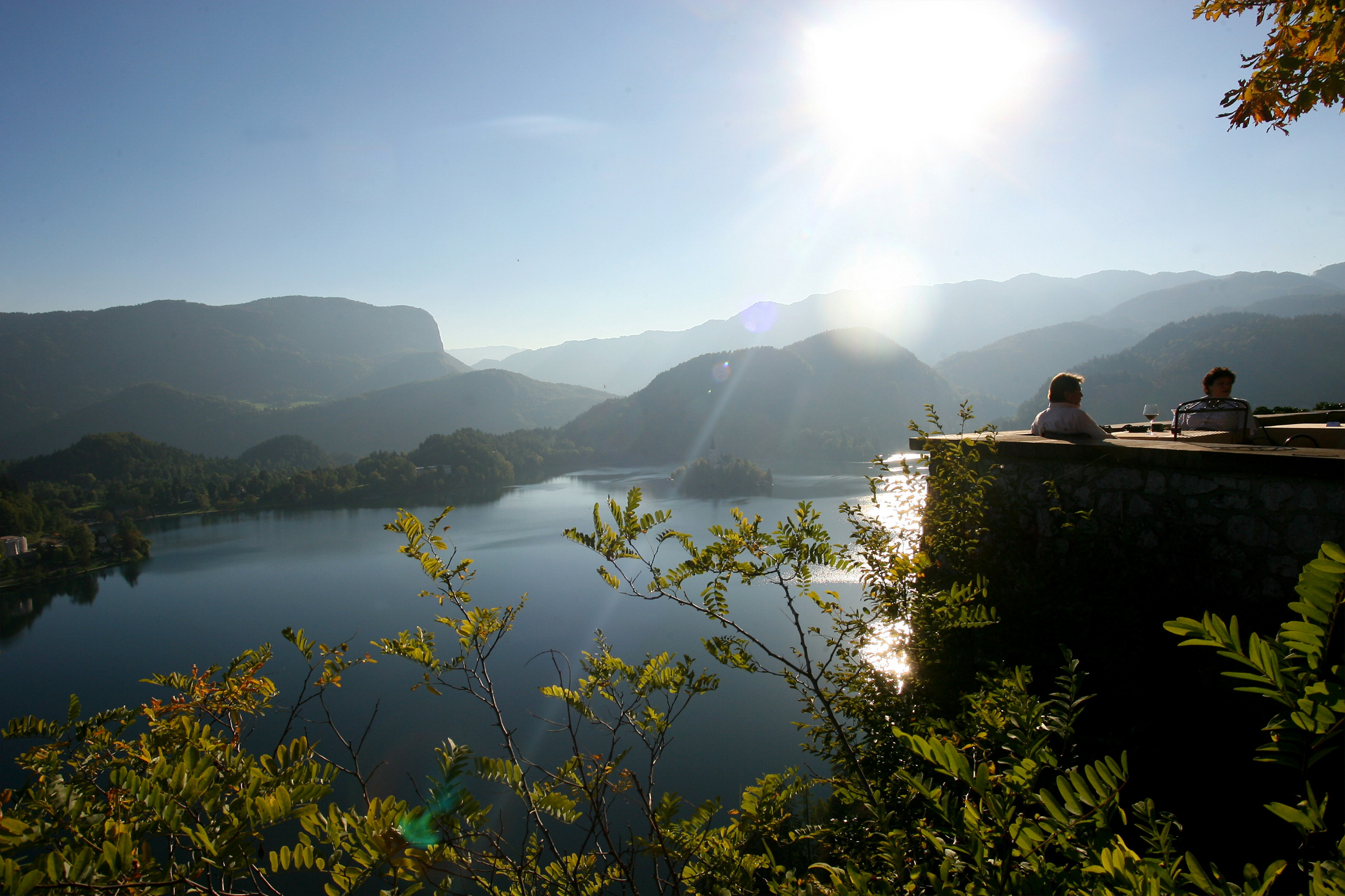 BLED PANORAMA OTOK JEZERO SONCE TURISTA