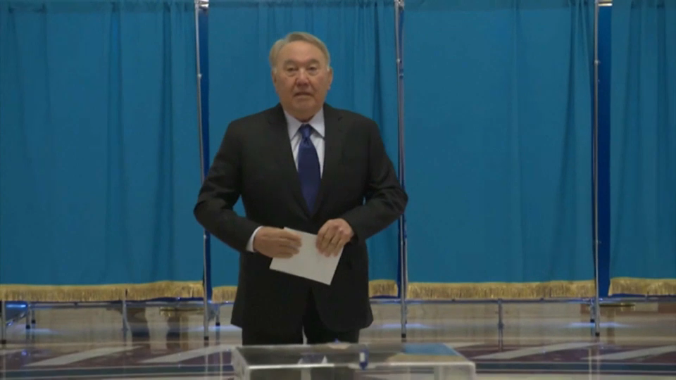 Nursultana Nazarbajev na glasovanju o spremembi ustave.