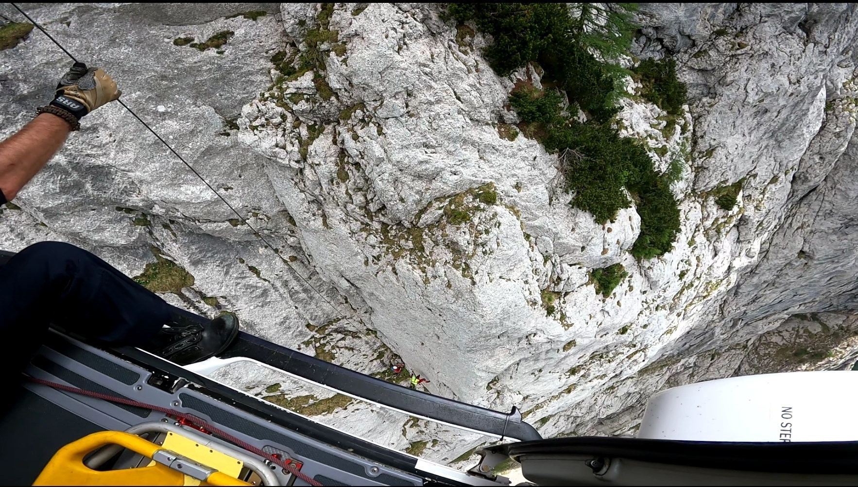 Reševanje v gorah iz helikopterja.