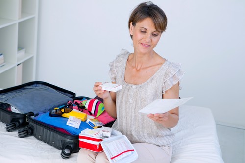 ženska, tableti, potovalna lekarna, zdravila, kovček, obliži, postelja