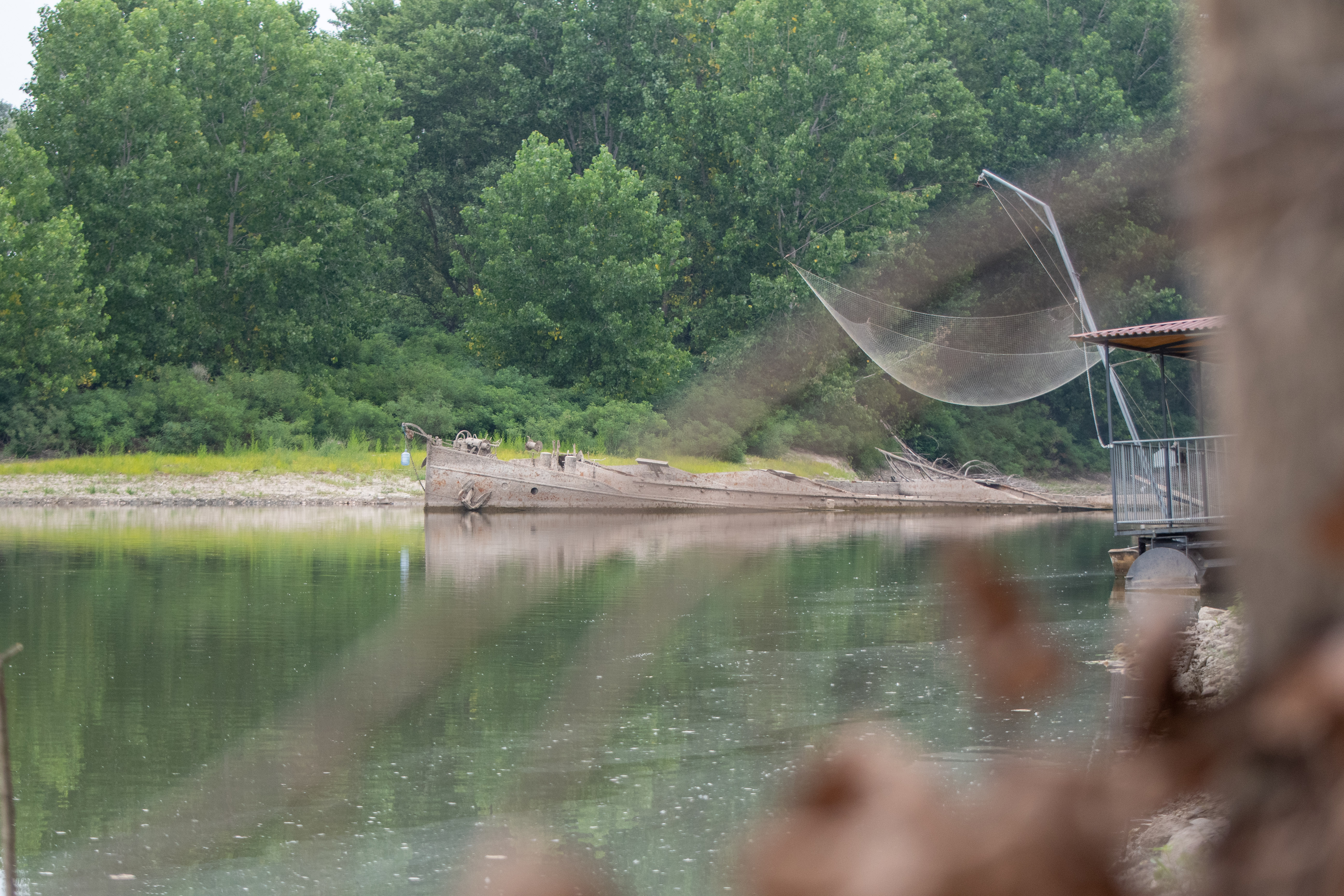 Reka Pad med sušo in pogled na ladjo Zibello