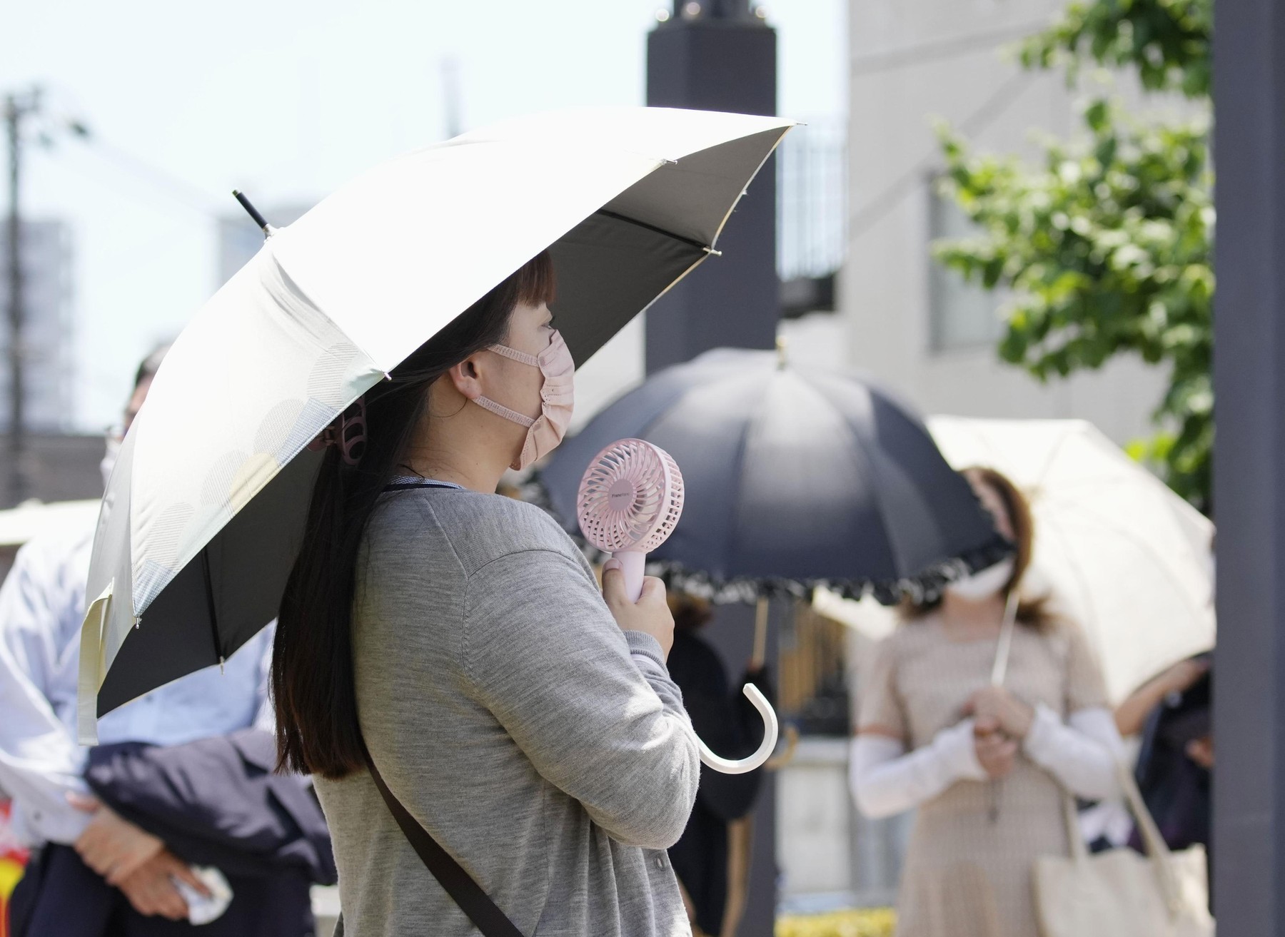 Japonska, Tokio, vročina, vročinski val, vroče vreme, dežnik, maska