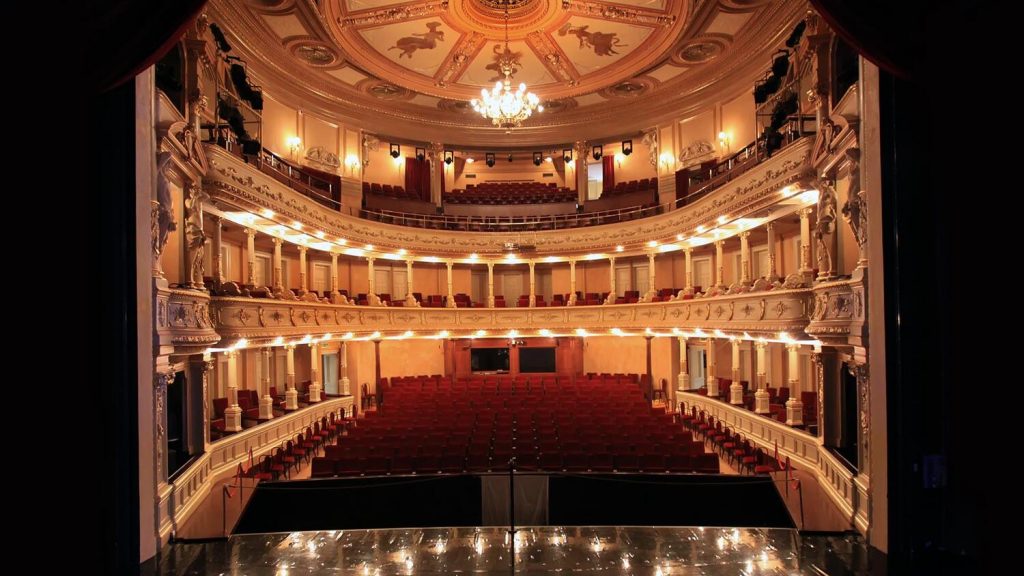 1656999125-Opera-notranjost-2015-Darinka-Mladenovic-Mostphotos-1024x576.jpg