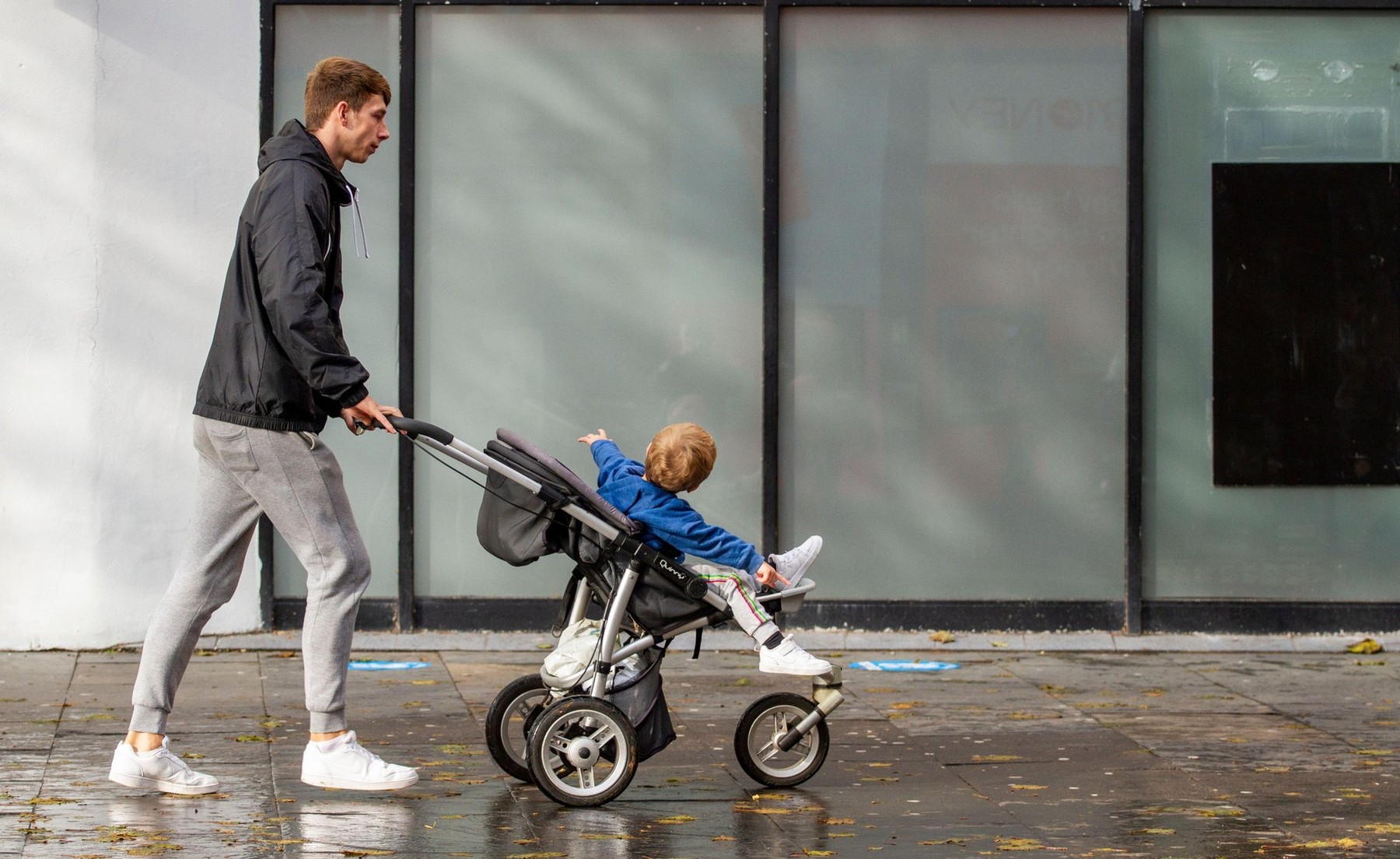 Dundee, Tayside, Scotland, UK. 20th Oct, 2020. UK Weather: A bright day with some sunny spells across North-East Scotland, maximum temperatures 12C. A single person pushing a baby stroller with his child while shopping in Dundee city centre during the Cov