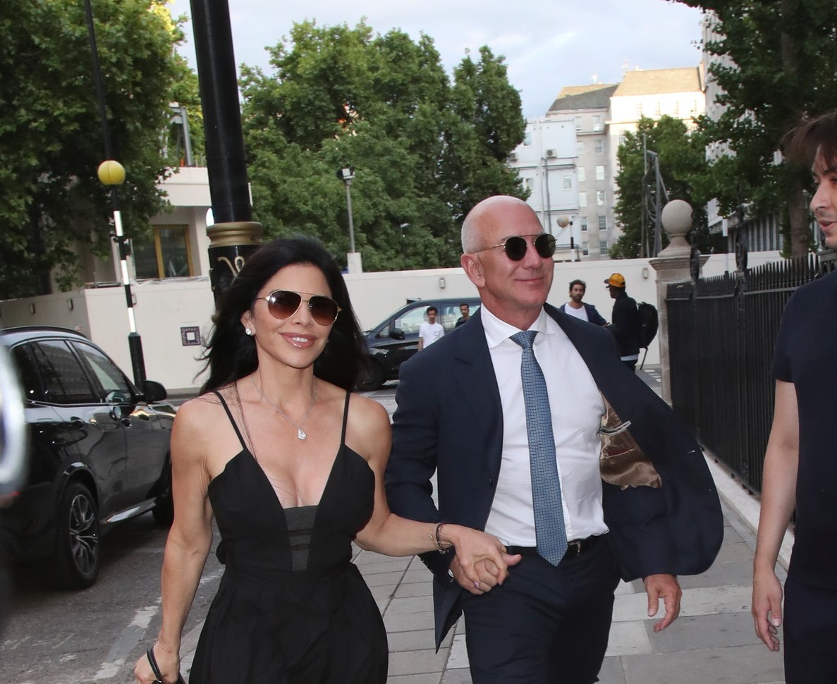 Jeff Bezos, Lauren Sanchezse At The Restaurant And The 22 In London
