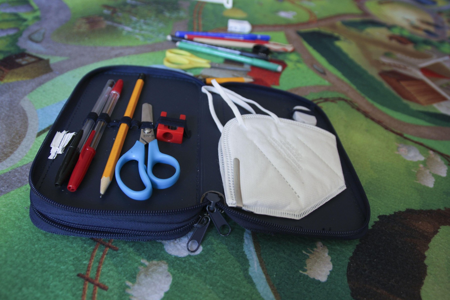 Coronavirus school, mask in the case, in the classroom