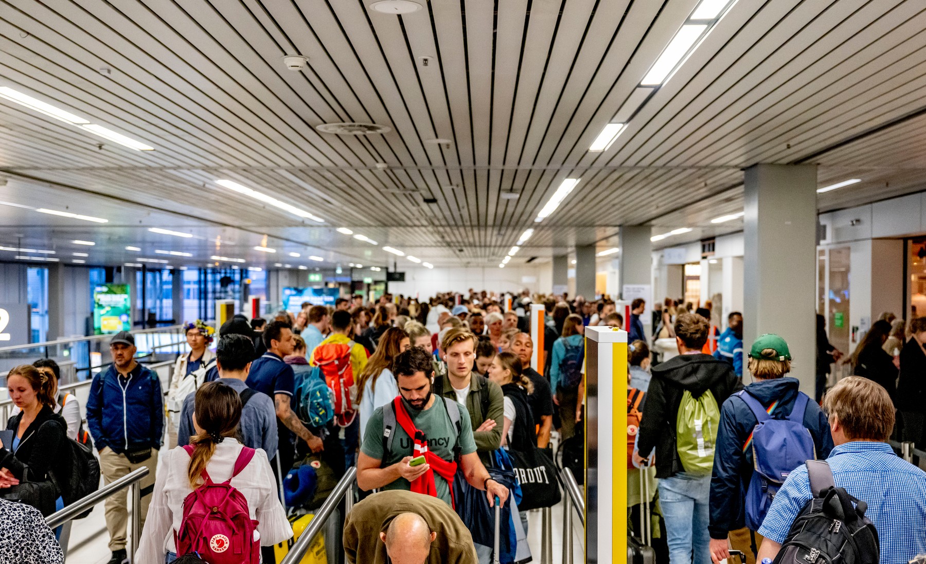 Amsterdamsko letališče Schipol, gneča, ljudje, potovanje, dopust, letališče, čakalna vrsta