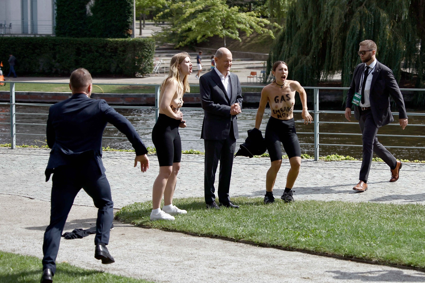 protestnici, aktivistki, scholz,