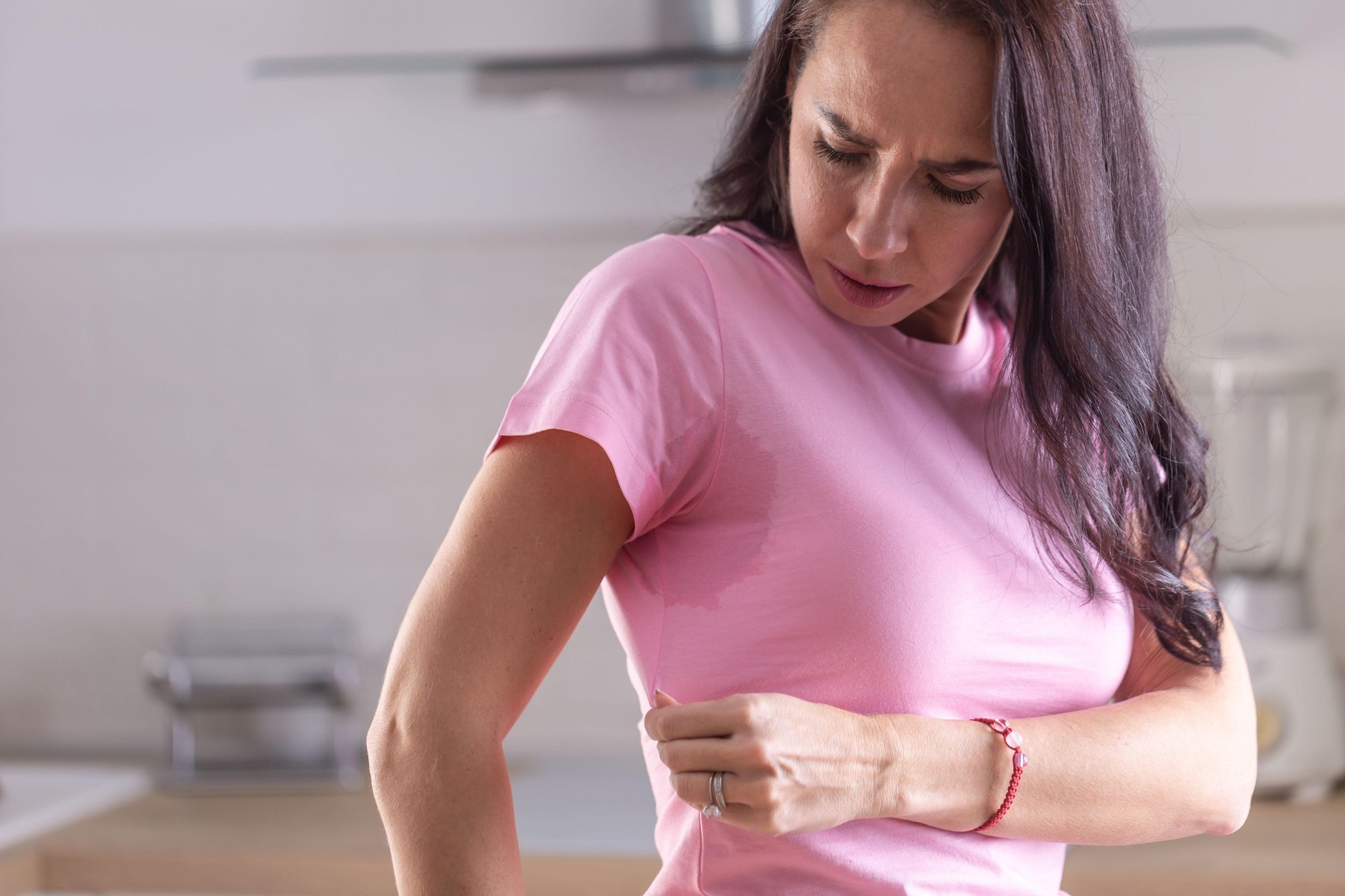 ženska, potenje, potni madež