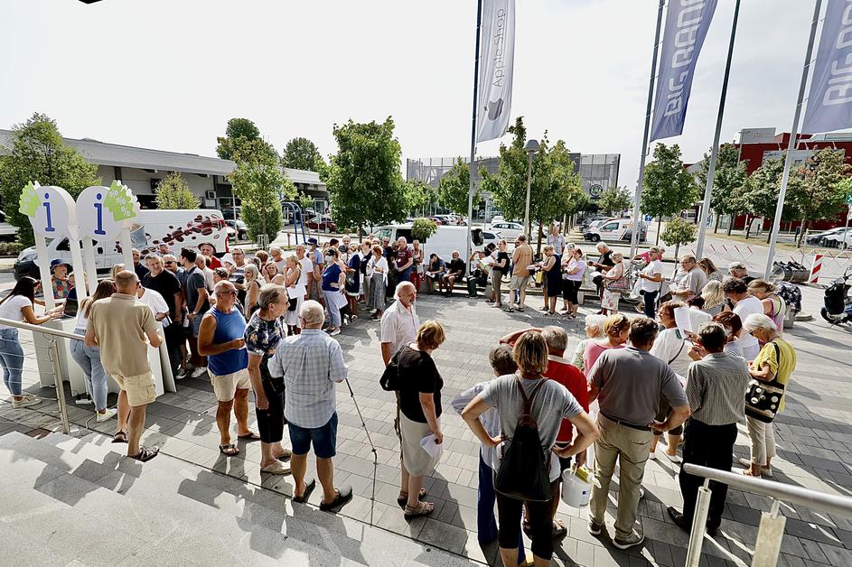 starejši v vrsti, digitalni boni