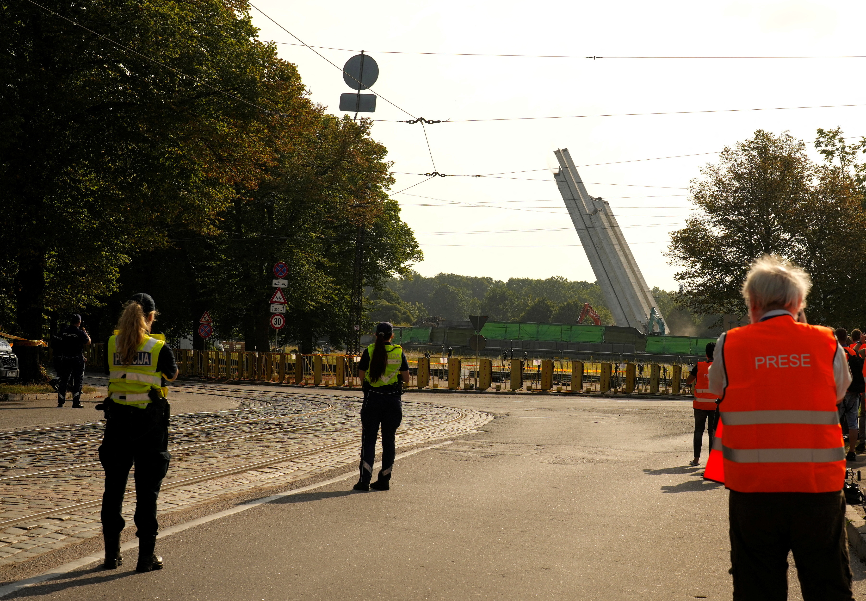 rušenje sovjetskega spomenika, latvija, riga