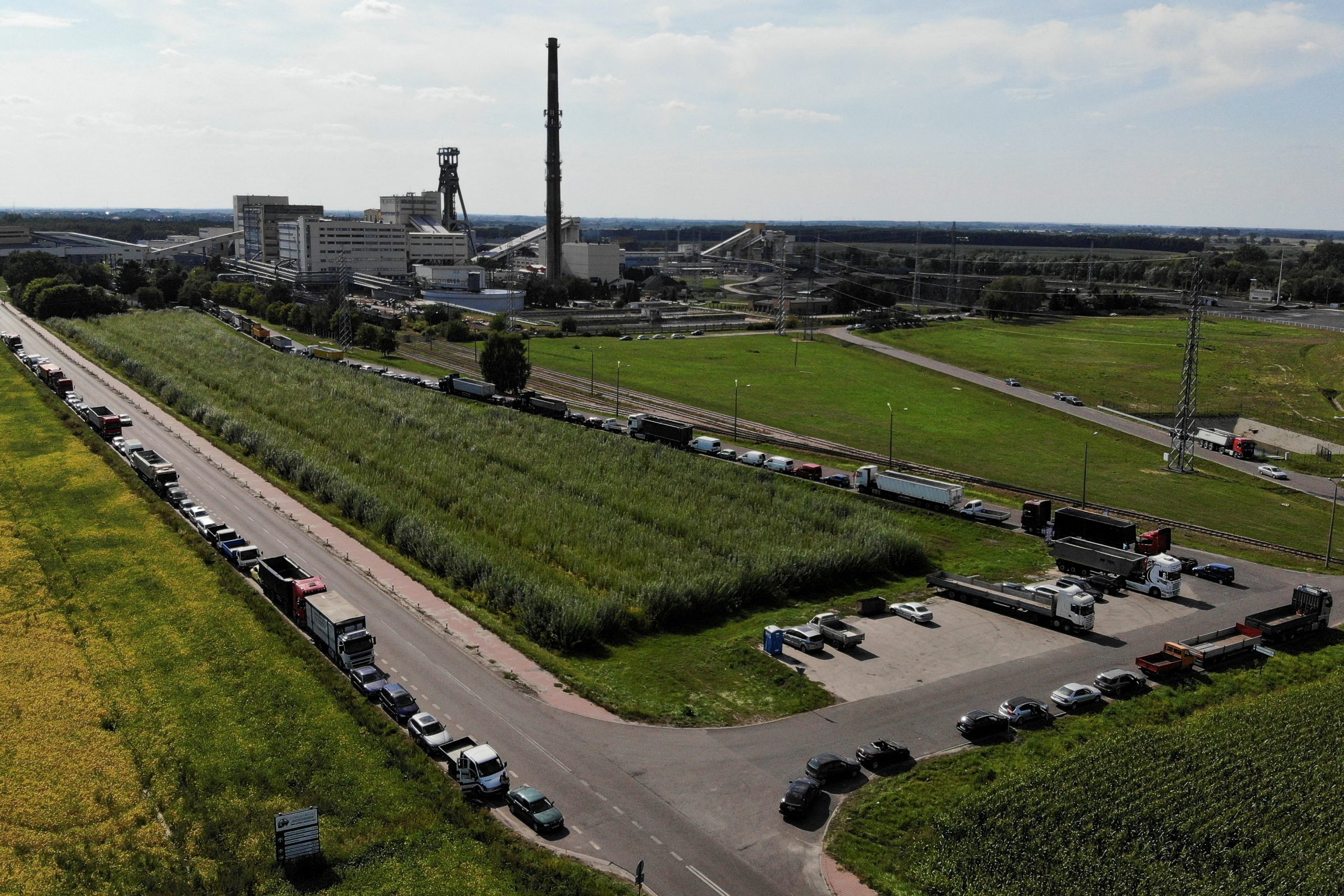 1661672600-2022-08-27T135624Z_540995388_RC2E4W9XPJTY_RTRMADP_3_POLAND-ENERGY-COAL-QUEUES-scaled.jpg