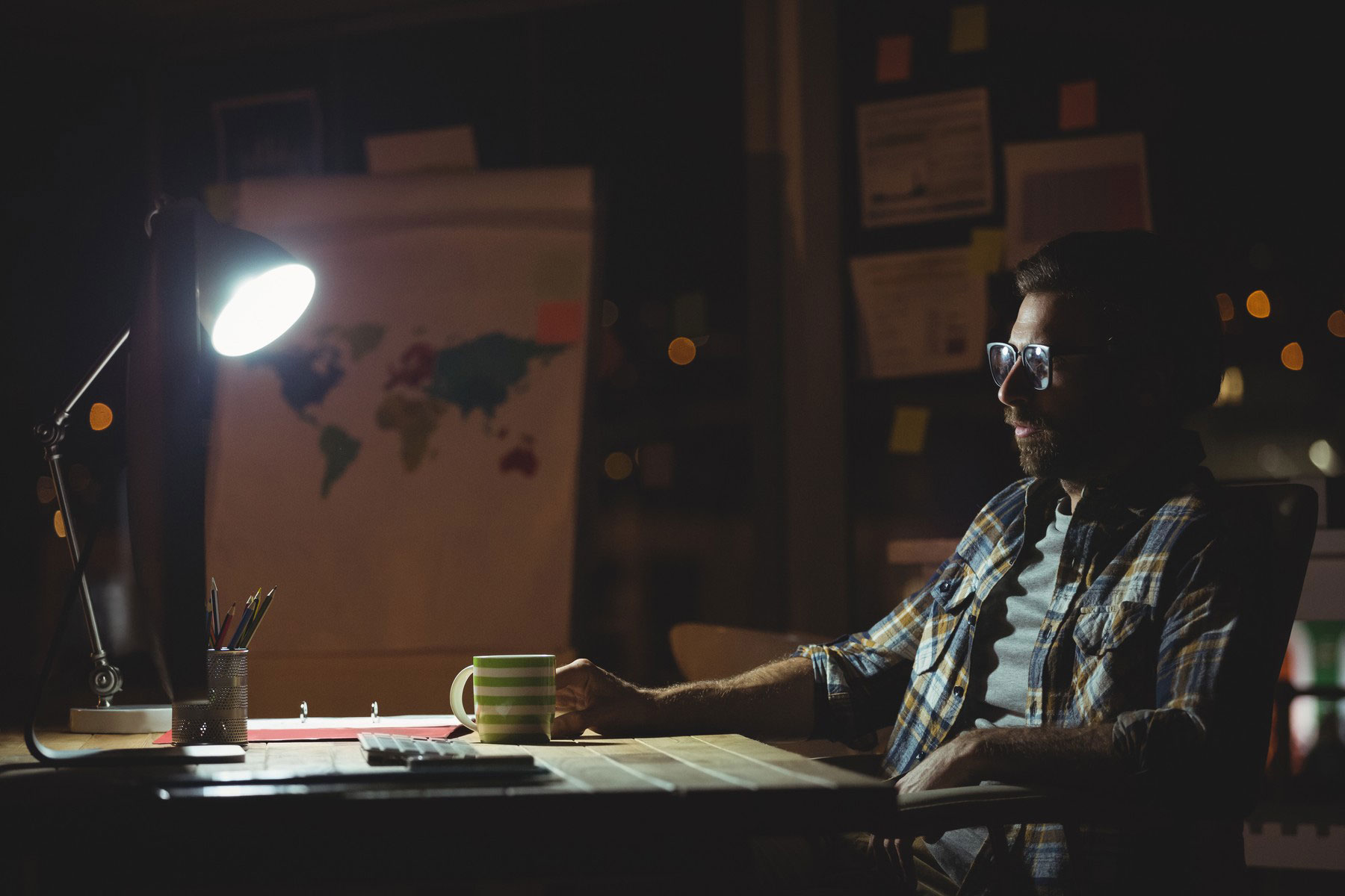 pisarna, delo od doma, namizna svetilka, kava, moški
