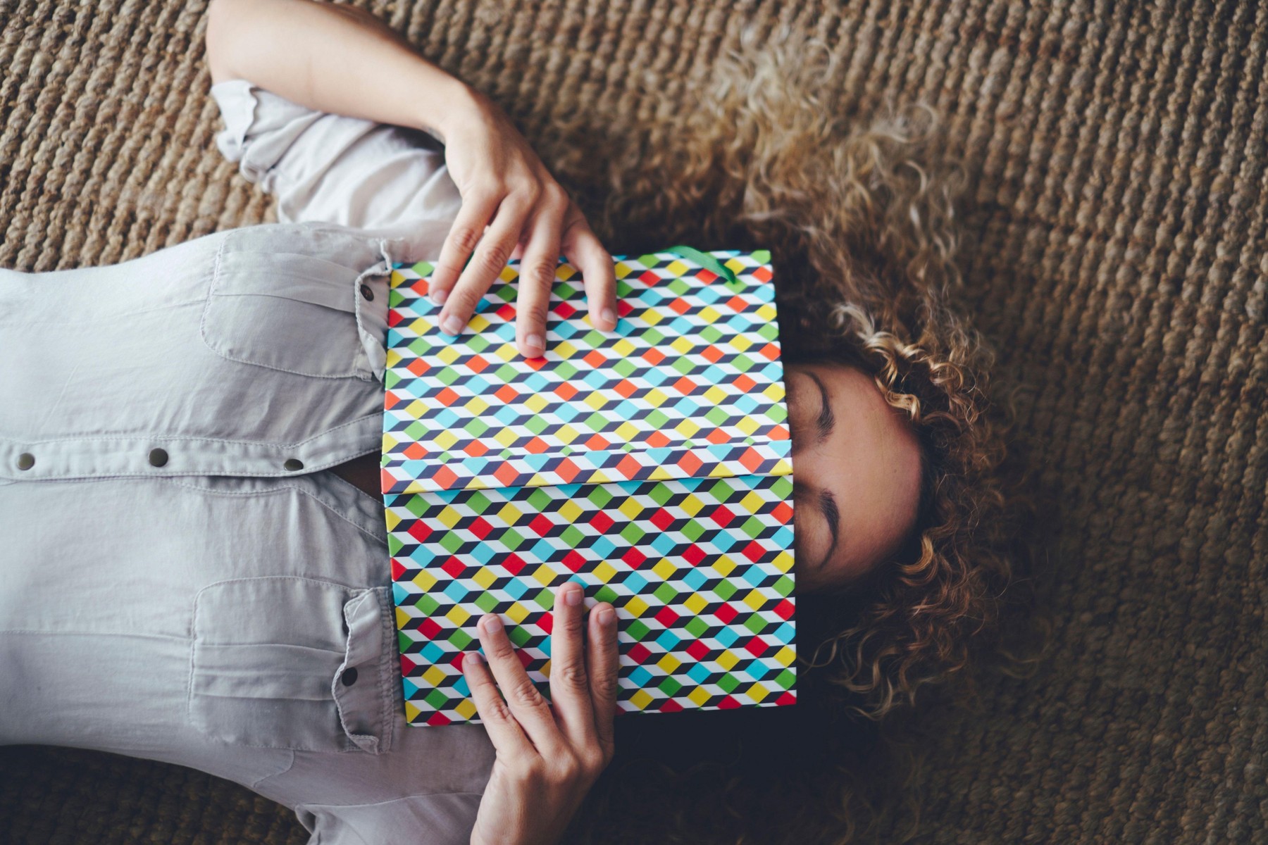 popoldanski spanec, krepčilni dremež, ženska, knjiga, planer, tepih