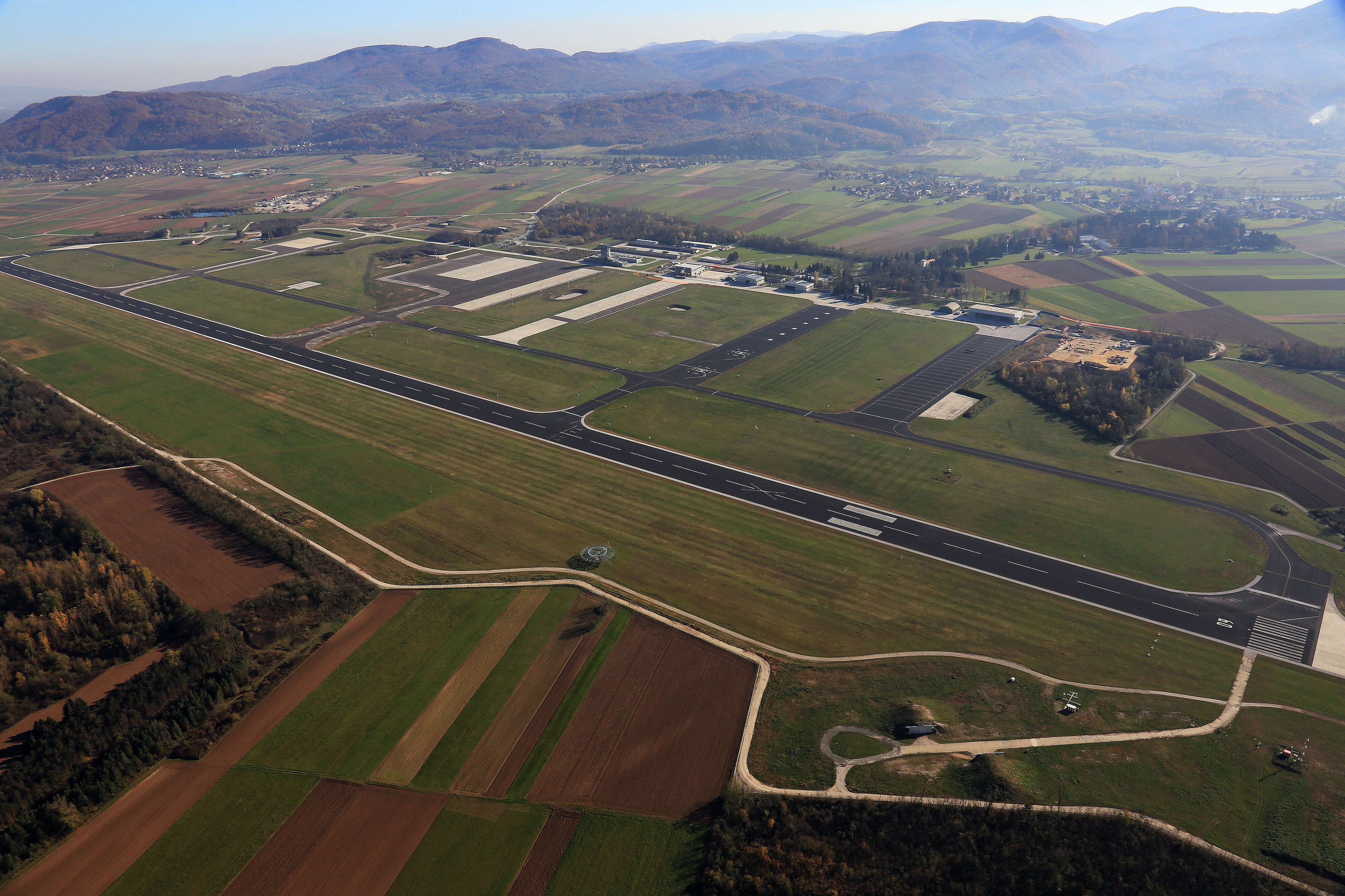 Slovenija letališče, občina