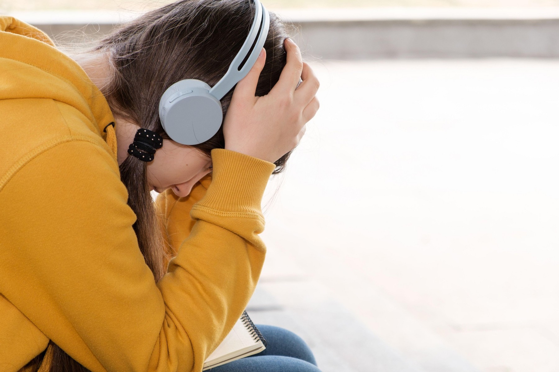 dekle, punca, mladostnica, najstnica, mladi, tesnoba, zaskrbljenost