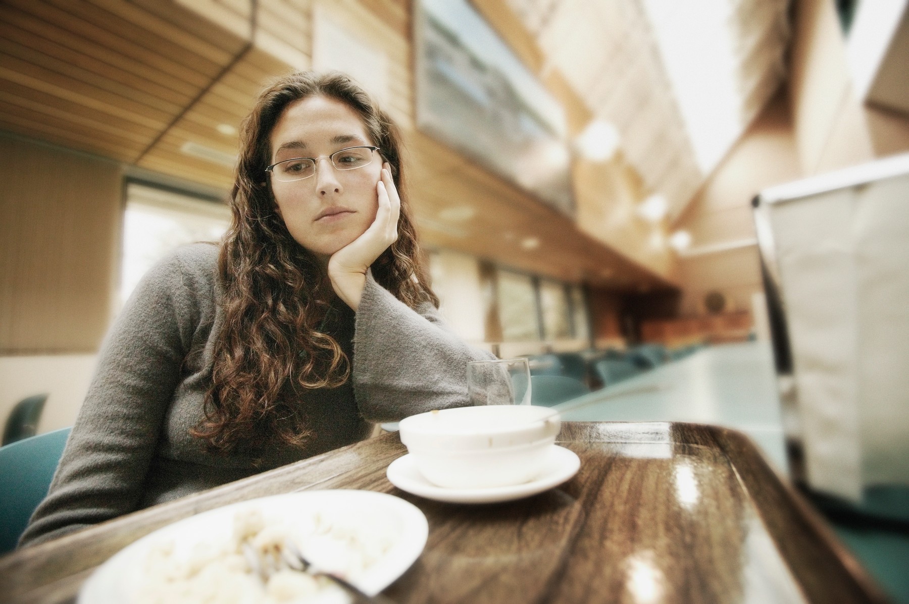 ženska, žalost, prazen krožnik, hrana