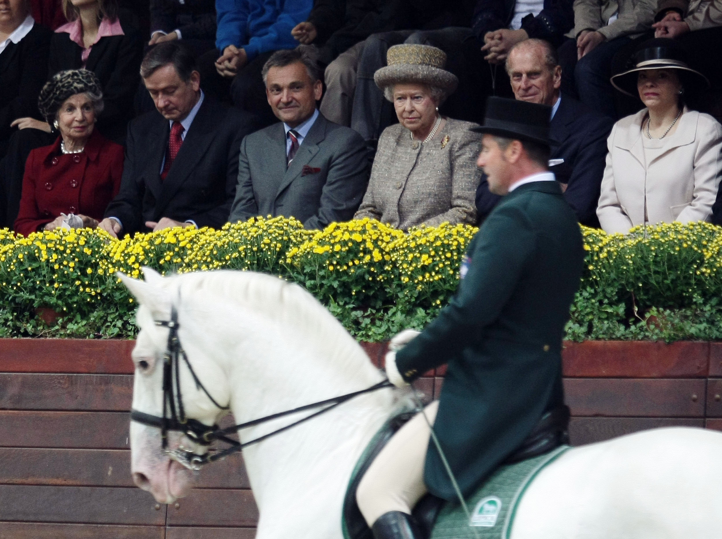 Kraljica Elizabeta II, vojvoda Edinburški,  predsednik RS dr. Danilo Türk, njegova soproga Barbara Miklič Türk in direktor kobilarne Lipica Matjaž Pust gledajo program lipiške klasične sole jahanja v pokriti jahalnici kobilarne Lipica. (Foto: Tina Kosec/BOBO)