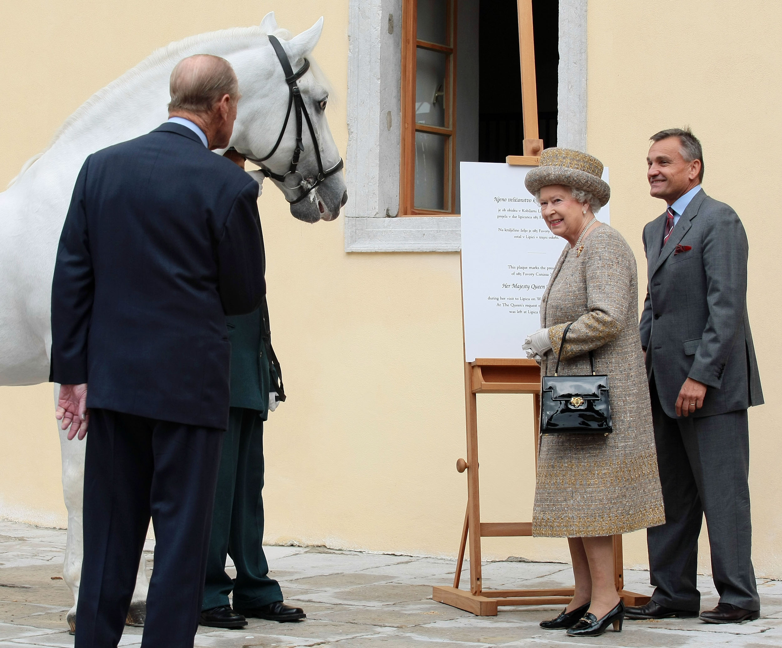 Kraljica Elizabeta II in vojvoda Edinburški si ogledujeta lipicanca, ki ga je v dar dobila kraljica v kobilarni Lipica.
(Foto: Srdjan Živulovic/BOBO)
