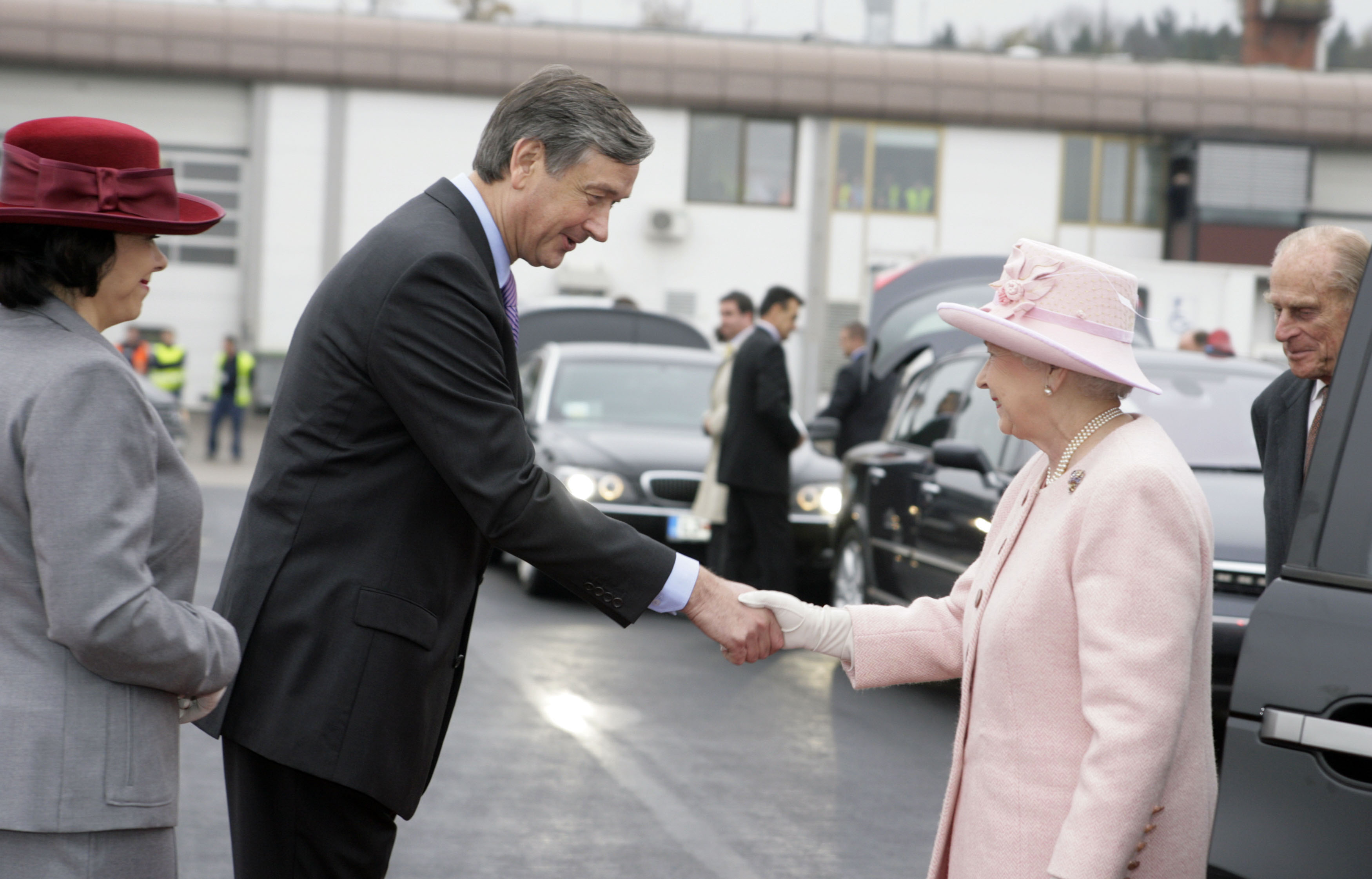Predsednik RS dr. Danilo Türk in njegova soproga Barbara Miklič Türk se poslavljata od kraljice Elizabete II. in vojvode Edinburškega na Letališč Brnik ob zaključku njunega uradnega obiska v Sloveniji. (Foto: Srdjan Živulović/BOBO)