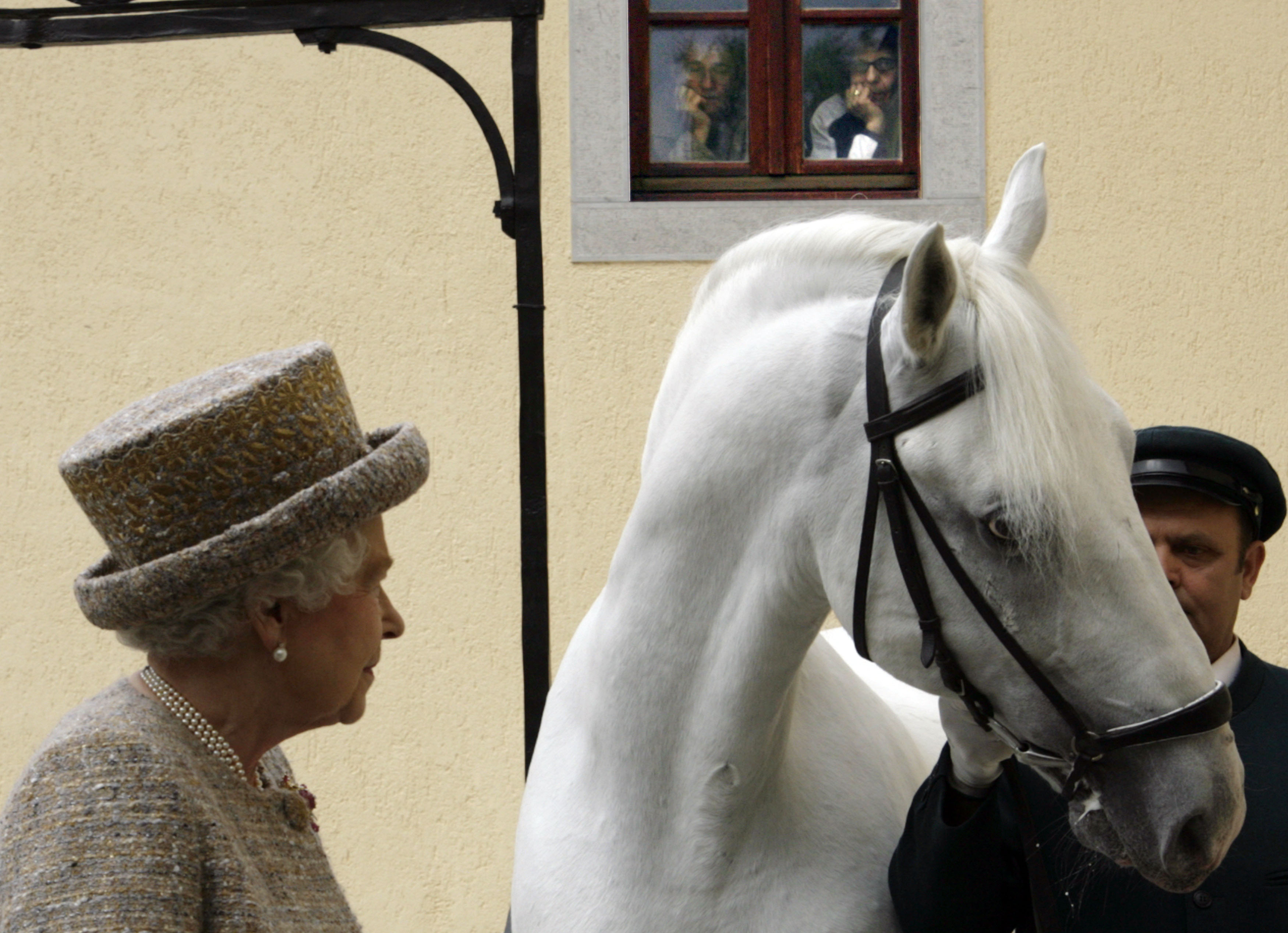 Kraljica Elizabeta II. si ogleduje lipicanca, ki ga je v dar dobila kraljica v kobilarni Lipica. (Foto: Srdjan Živulović/BOBO)