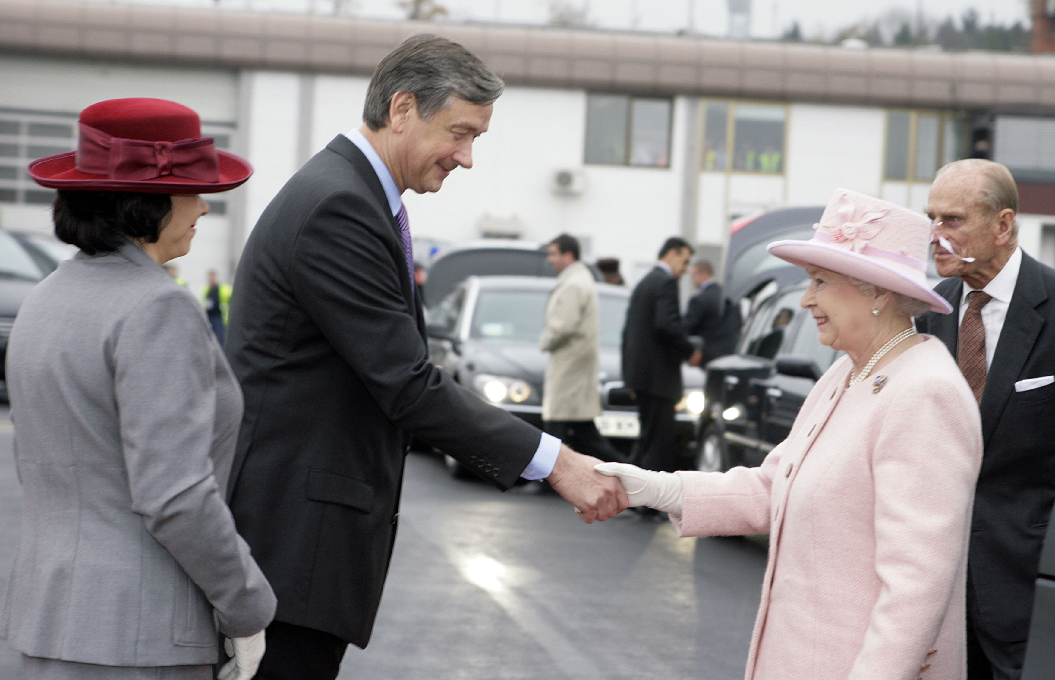 Predsednik RS dr. Danilo Türk in njegova soproga Barbara Miklič Türk se poslavljata od kraljice Elizabete II. in vojvode Edinburškega na Letališč Brnik ob zaključku njunega uradnega obiska v Sloveniji. (Foto: Srdjan Živulović/BOBO)
