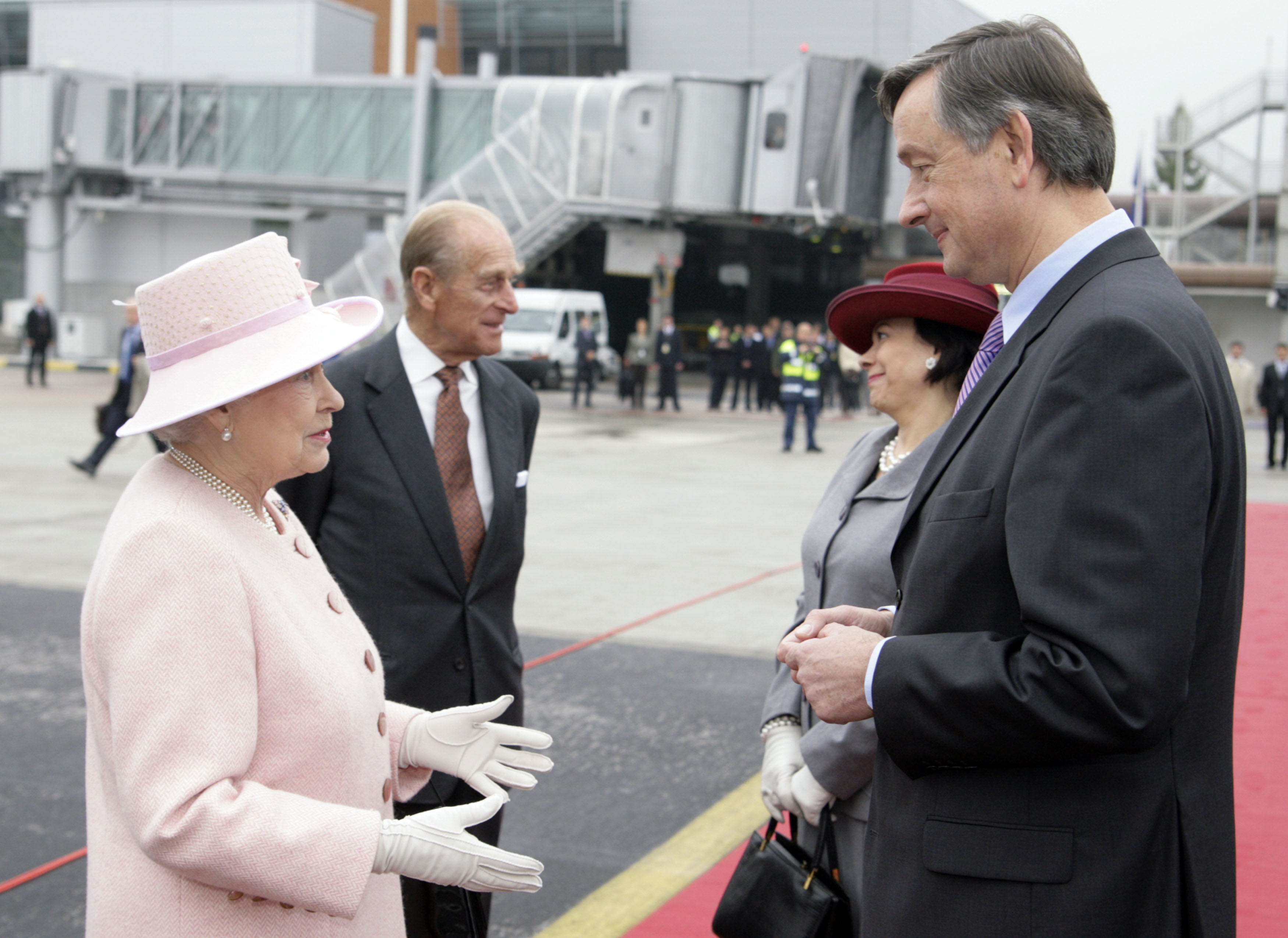 Predsednik RS dr. Danilo Türk in njegova soproga Barbara Miklič Türk se poslavljata od kraljice Elizabete II. in vojvode Edinburškega na Letališč Brnik ob zaključku njunega uradnega obiska v Sloveniji. (Foto: Srdjan Živulović/BOBO)