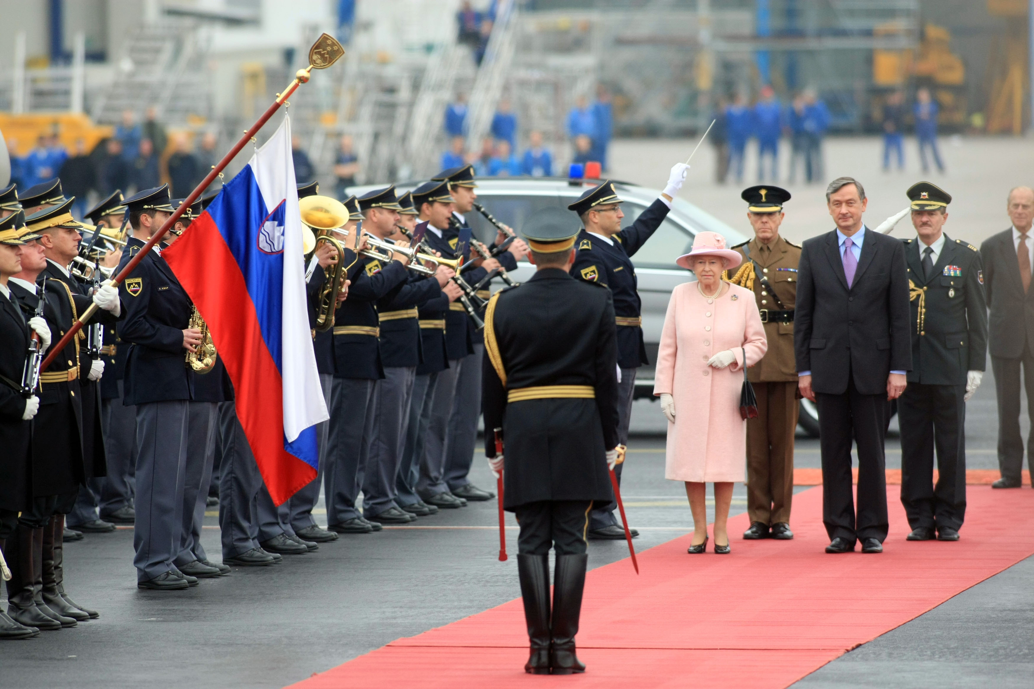 Predsednik RS dr. Danilo Türk in njegova soproga Barbara Miklič Türk se poslavljata z vsemi vojaškimi častmi od kraljice Elizabete II. in vojvode Edinburškega na Letališč Brnik ob zaključku njunega uradnega obiska v Sloveniji. (Foto: Foto: Tina Kosec/BOBO)