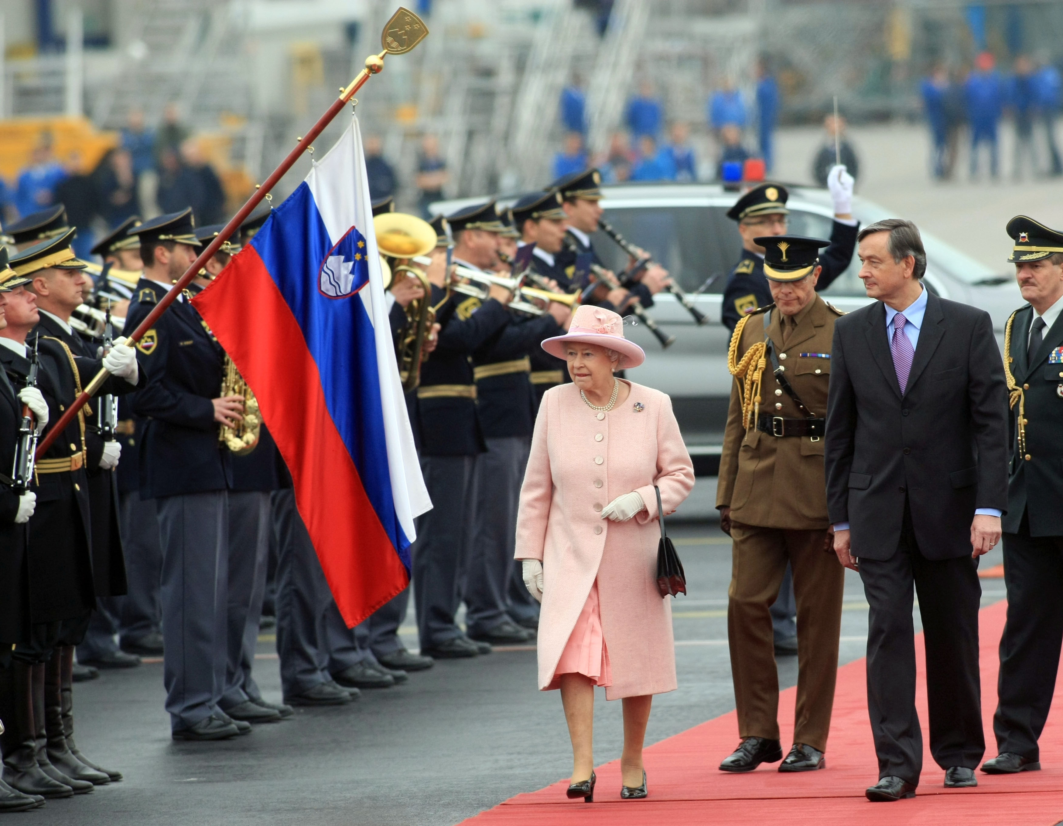 Predsednik RS dr. Danilo Türk in njegova soproga Barbara Miklič Türk se poslavljata z vsemi vojaškimi častmi od kraljice Elizabete II. in vojvode Edinburškega na Letališč Brnik ob zaključku njunega uradnega obiska v Sloveniji. (Foto: Foto: Tina Kosec/BOBO)