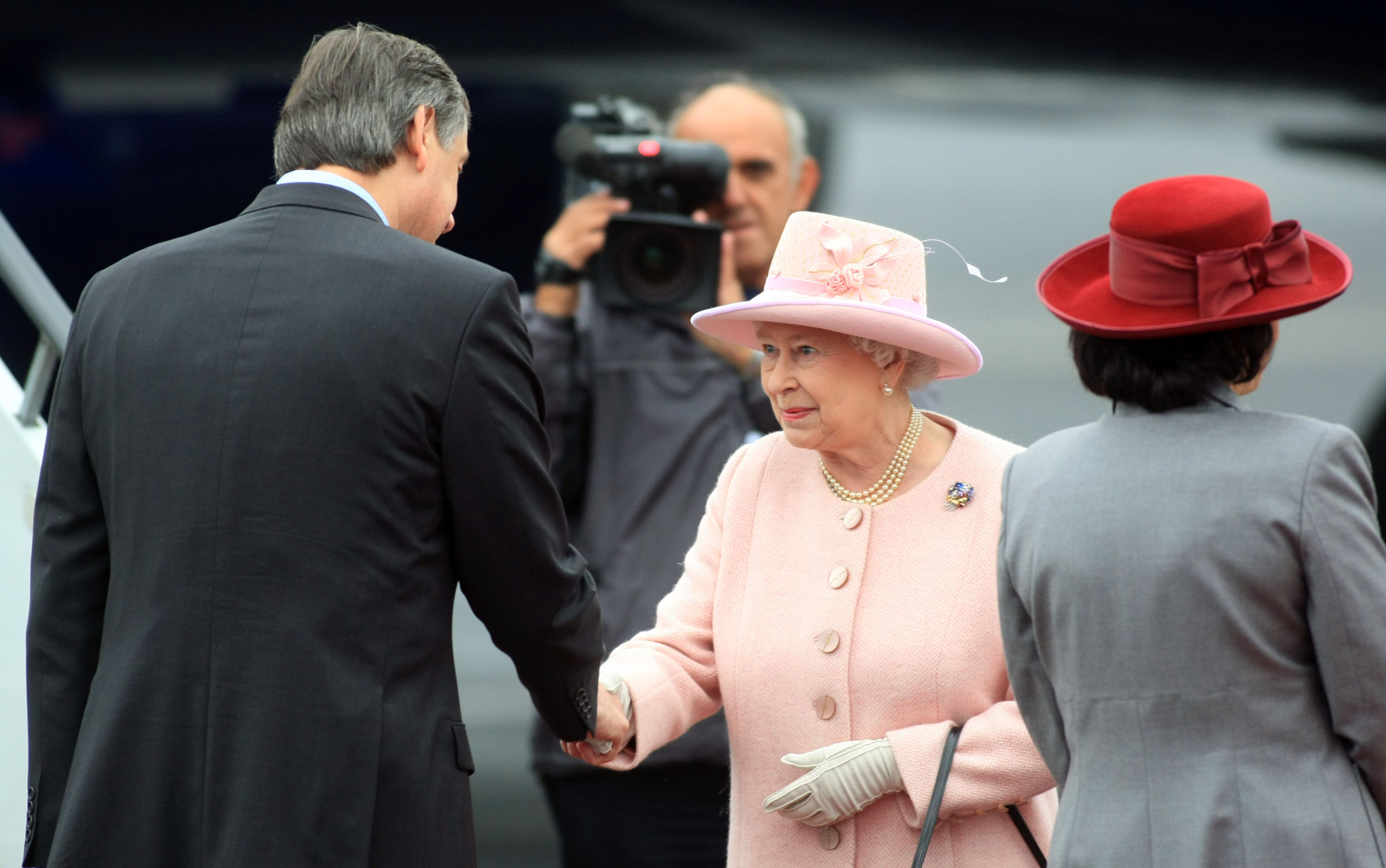 Predsednik RS dr. Danilo Türk in njegova soproga Barbara Miklič Türk se poslavljata od kraljice Elizabete II. in vojvode Edinburškega na Letališč Brnik ob zaključku njunega uradnega obiska v Sloveniji. (Foto: Foto: Tina Kosec/BOBO)
