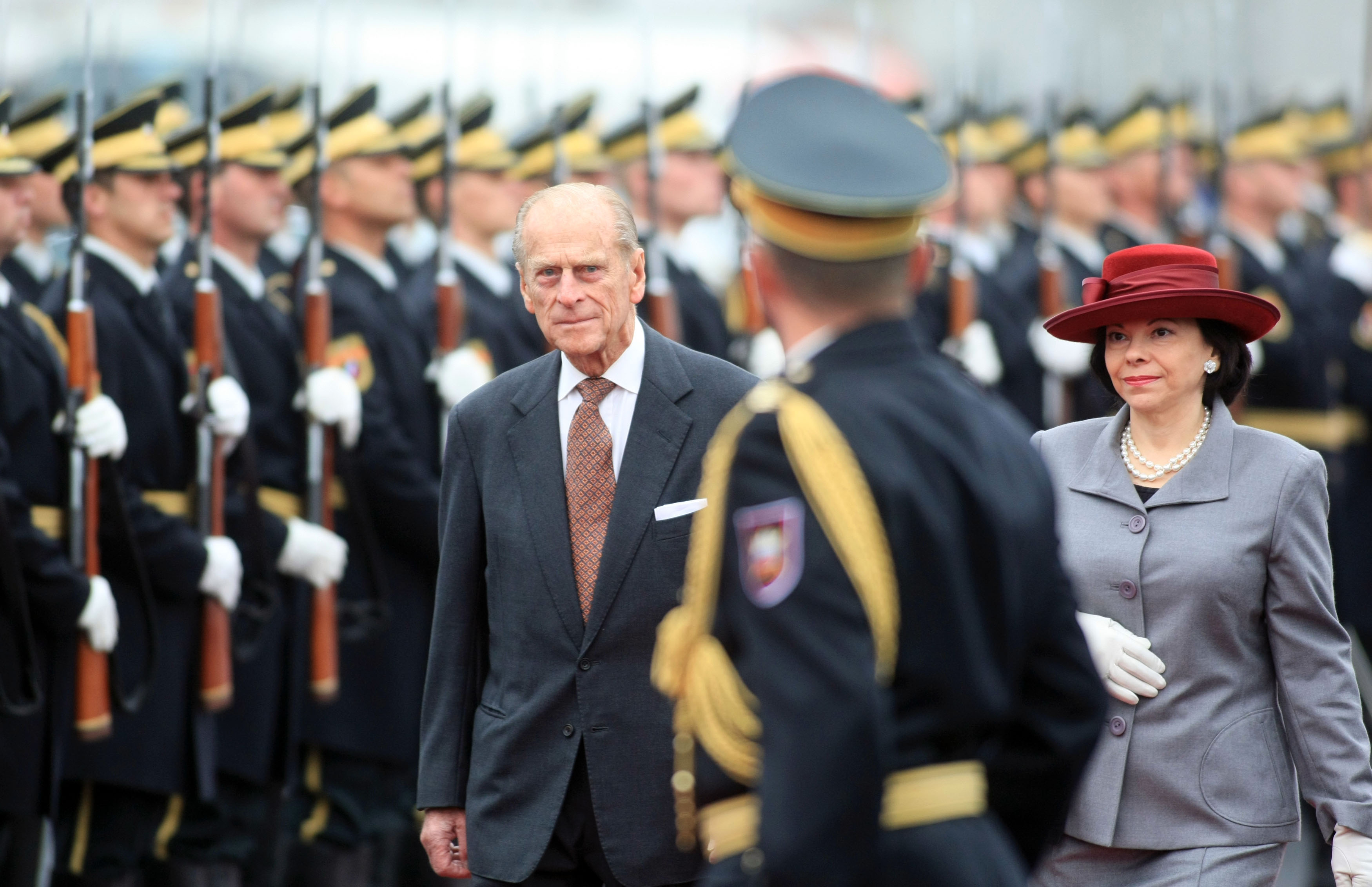 Predsednik RS dr. Danilo Türk in njegova soproga Barbara Miklič Türk se poslavljata z vsemi vojaškimi častmi od kraljice Elizabete II. in vojvode Edinburškega na Letališč Brnik ob zaključku njunega uradnega obiska v Sloveniji. (Foto: Foto: Tina Kosec/BOBO)