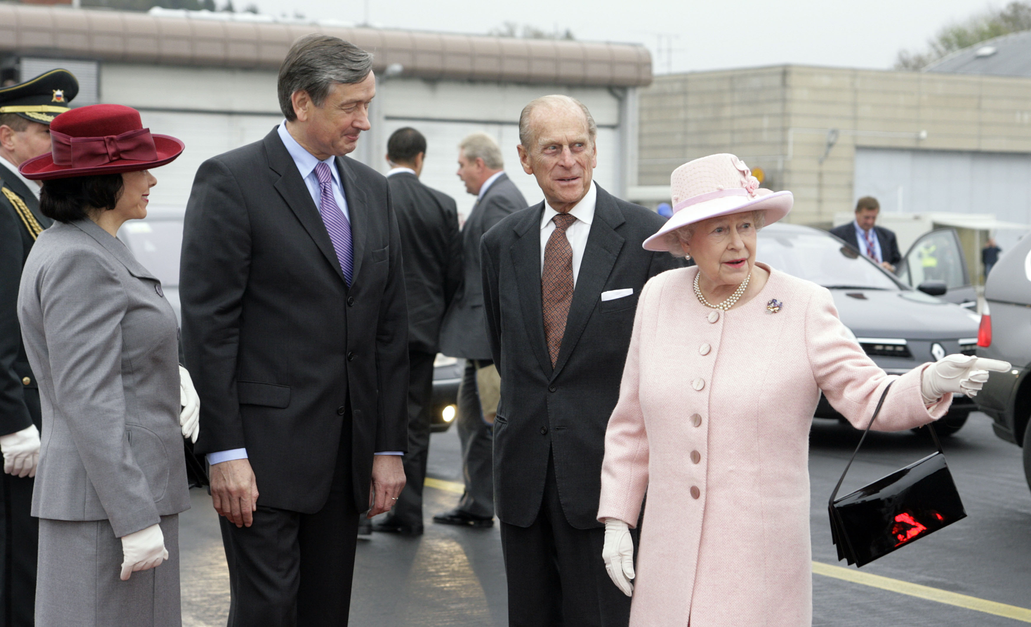 KRALJICA ELIZABETA II VOJVODA EDINBURSKI TUERK MIKLIC TUERK ODHOD BRNIK