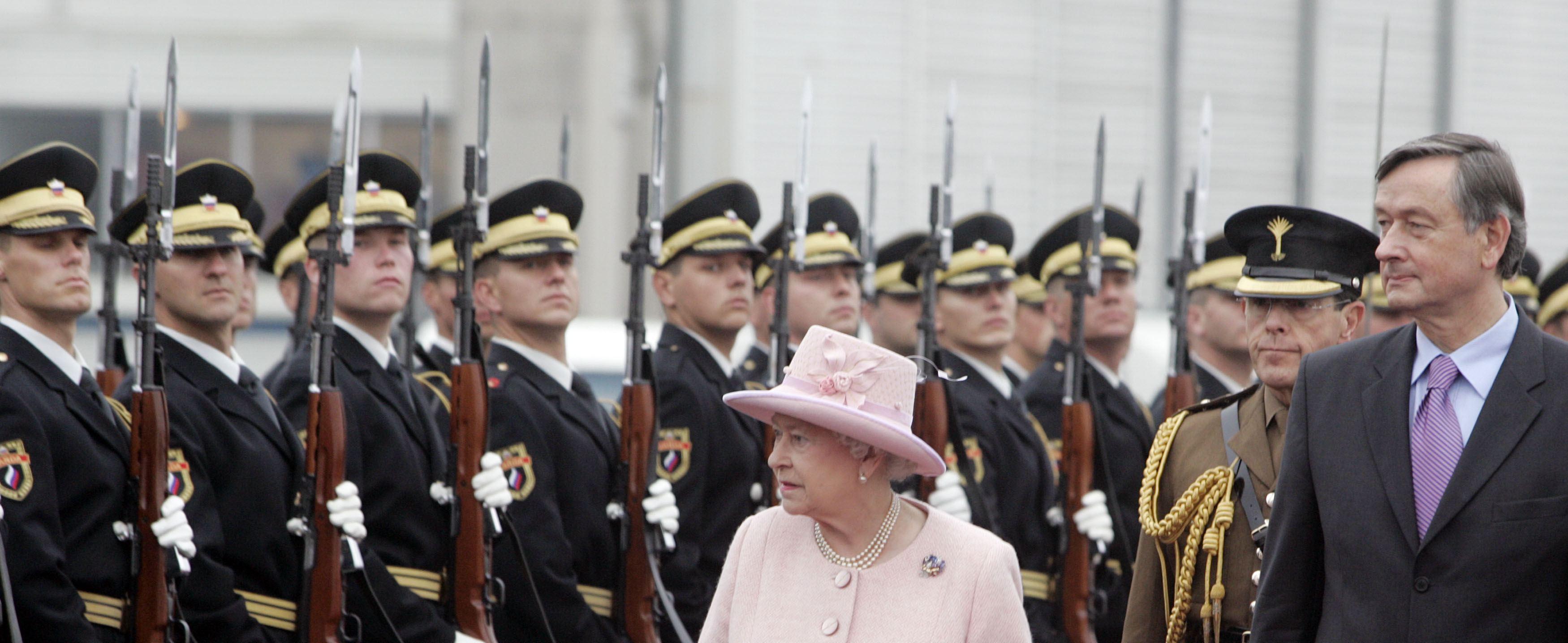 KRALJICA ELIZABETA II VOJVODA EDINBURSKI TUERK MIKLIC TUERK ODHOD BRNIK