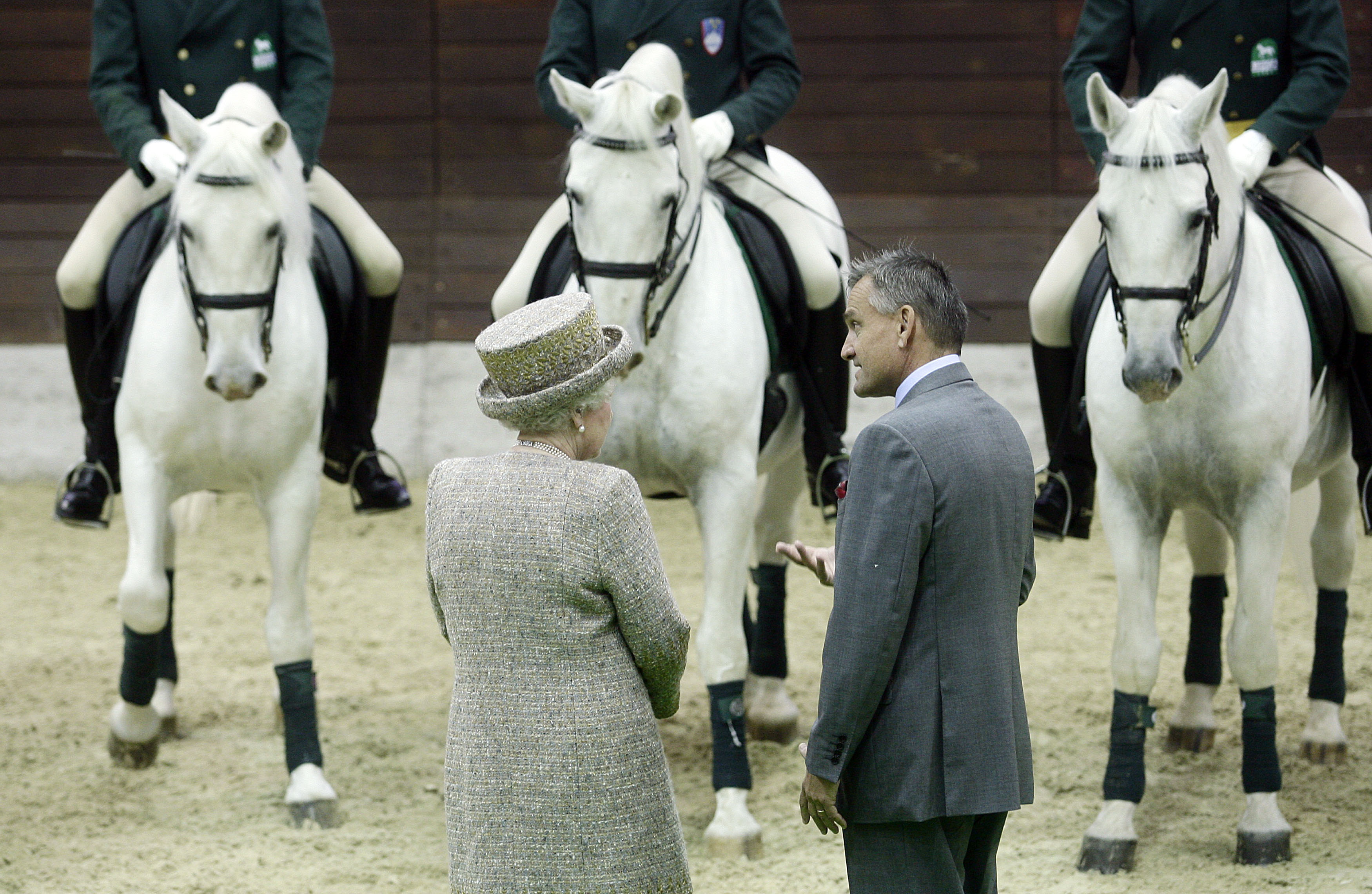 Kraljica Elizabeta II. si v spremstvu direktorja kobilarne Lipica Matjaža Pusta ogleduje Lipicance. (Foto: Srdjan Zivulovic/BOBO)