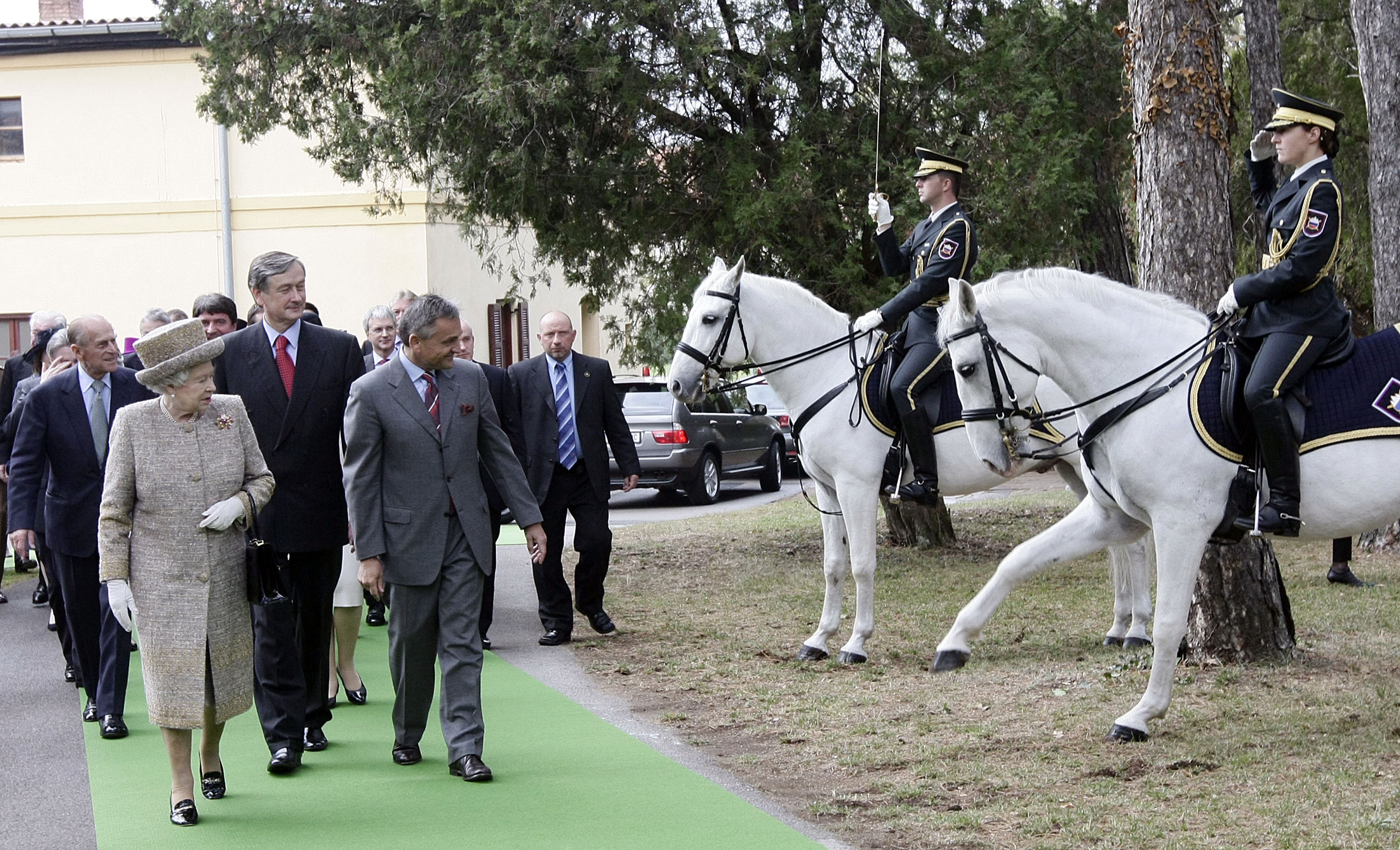 Kraljica Elizabeta II. in vojvoda Edinburški na obisku v kobilarni Lipica v spremstvu predsednika RS Danila Türka in direktorja kobilarne Matjaža Pusta. (Foto: Srdjan Živulović/BOBO)