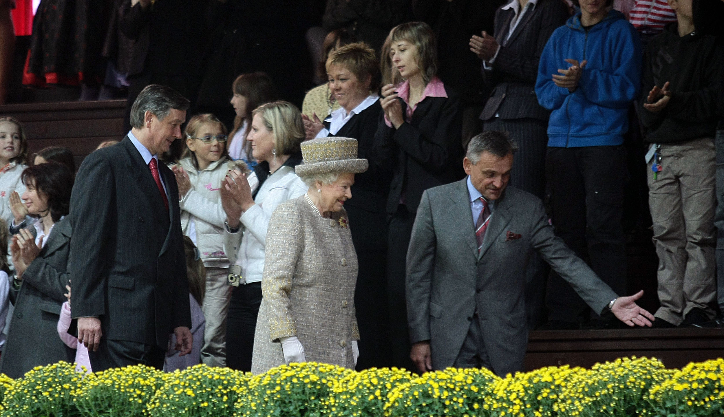 Kraljica Elizabeta II., vojvoda Edinburški, predsednik RS Danilo Türk in direktor kobilarne Lipica Matjaž Pust pred začetkom programa lipiške klasične šole jahanja v pokriti jahalnici kobilarne Lipica. (Foto: Tina Kosec/BOBO)