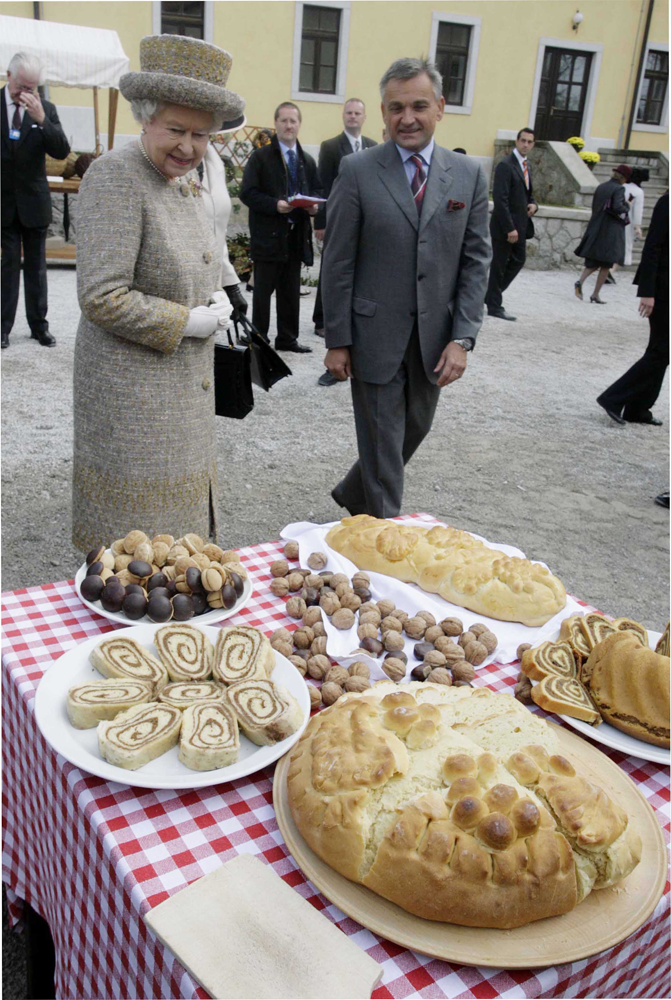 KRALJICA ELIZABETA II VOJVODA EDINBURSKI TUERK KOBILARNA LIPICA