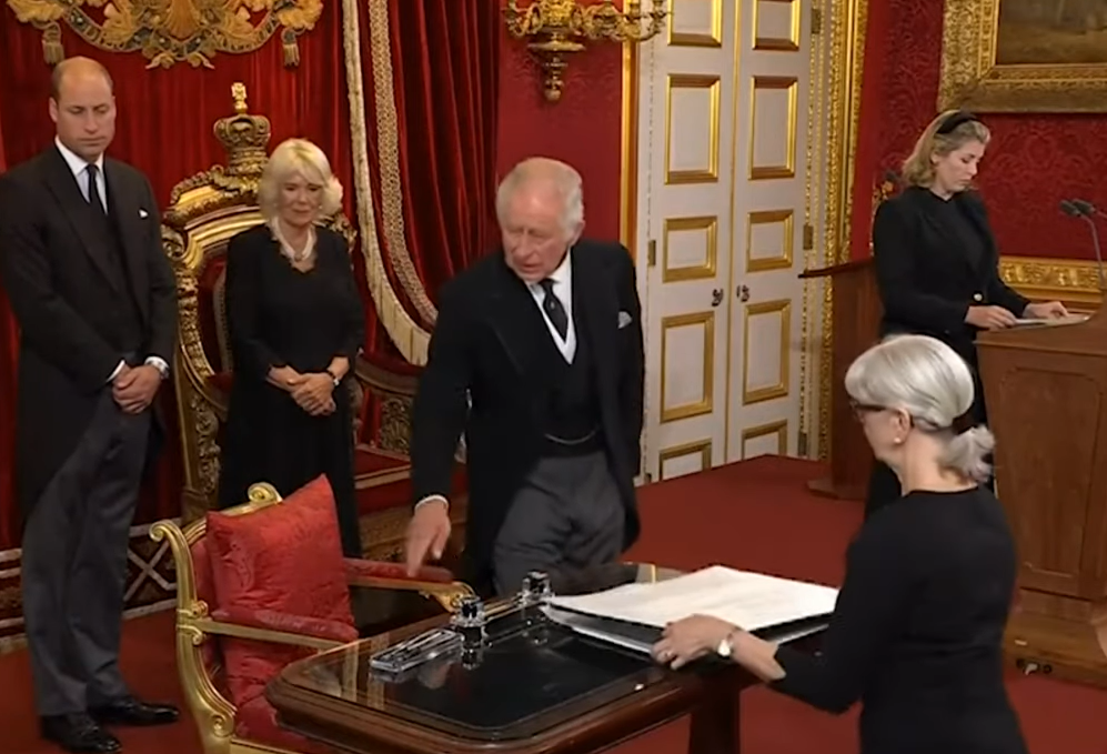 kralj Karel III, miza, podpis