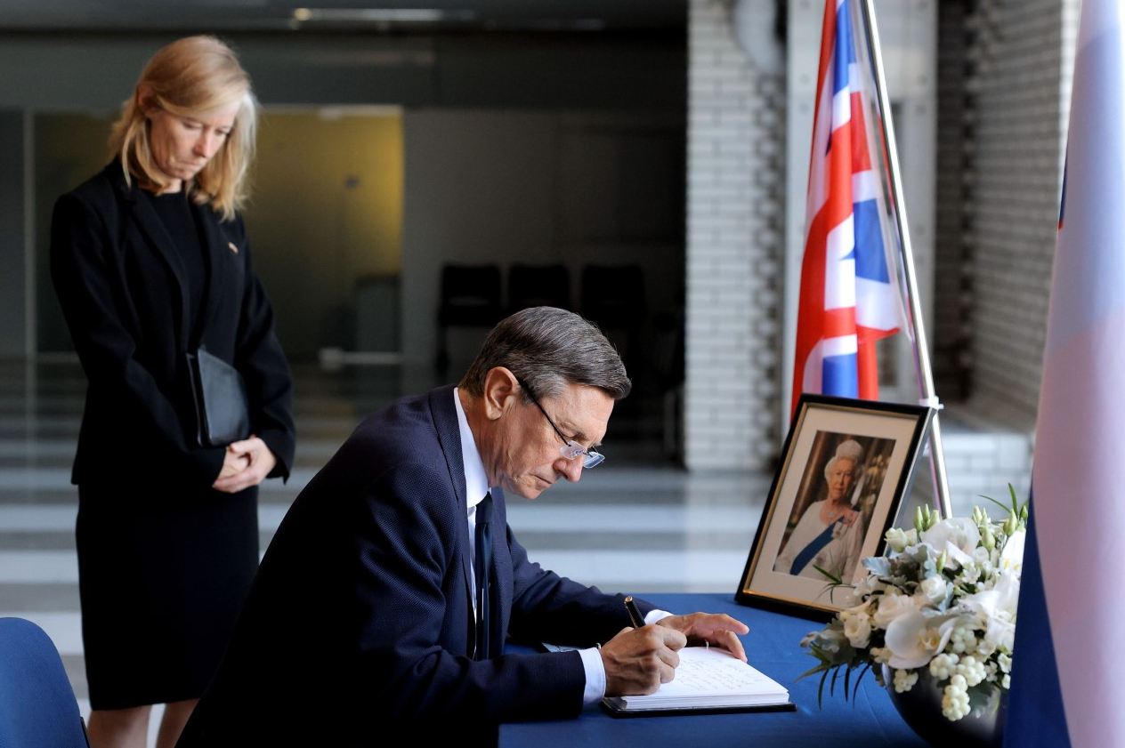 Borut Pahor, žalna knjiga, kraljica Elizabeta II.