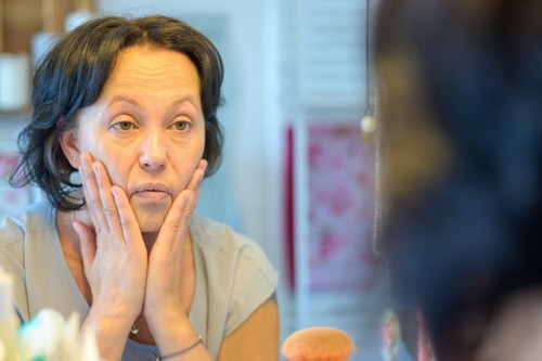 ženska, koža, ogledalo, vitamin C, roke