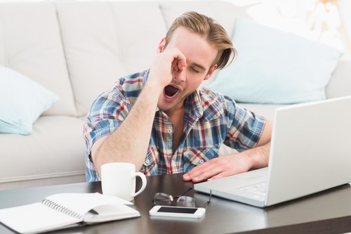 moški, računalnik, kava, očala, zvezek